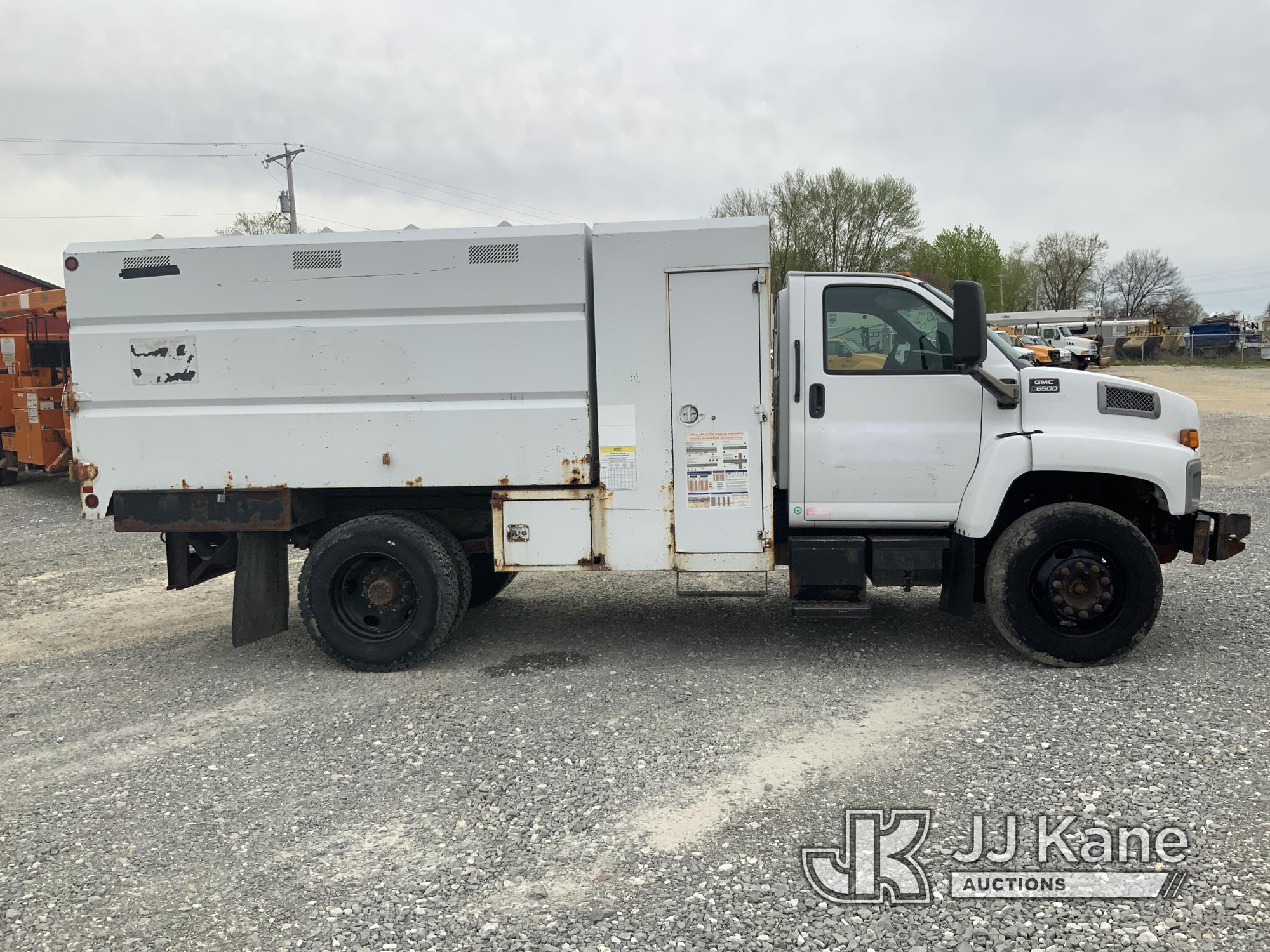 (Hawk Point, MO) 2005 GMC C6500 Chipper Dump Truck Runs, Moves & Dump Bed Operates.