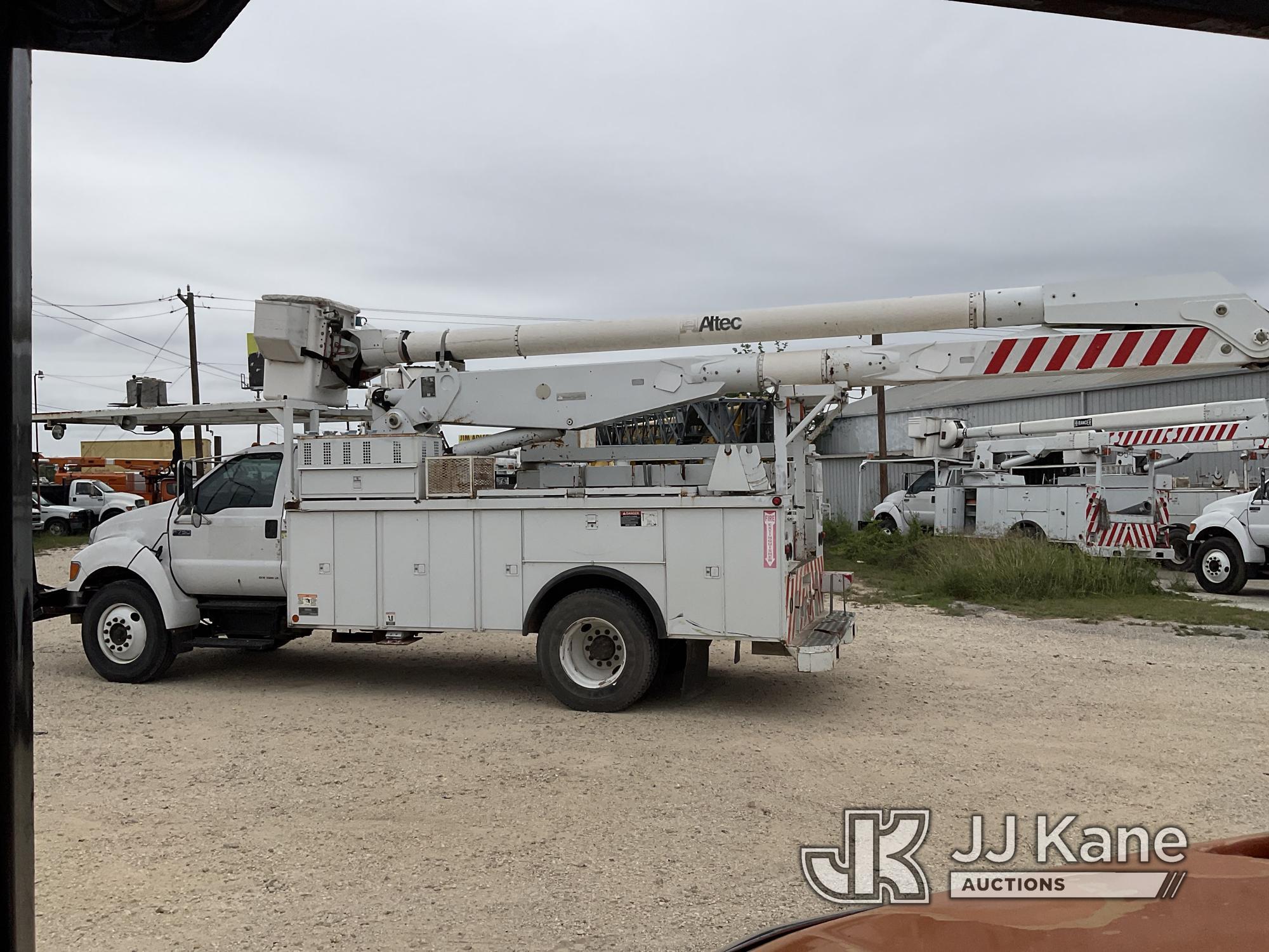 (San Antonio, TX) Altec AA755L-MH, Bucket mounted behind cab on 2007 Ford F750 Utility Truck Runs &