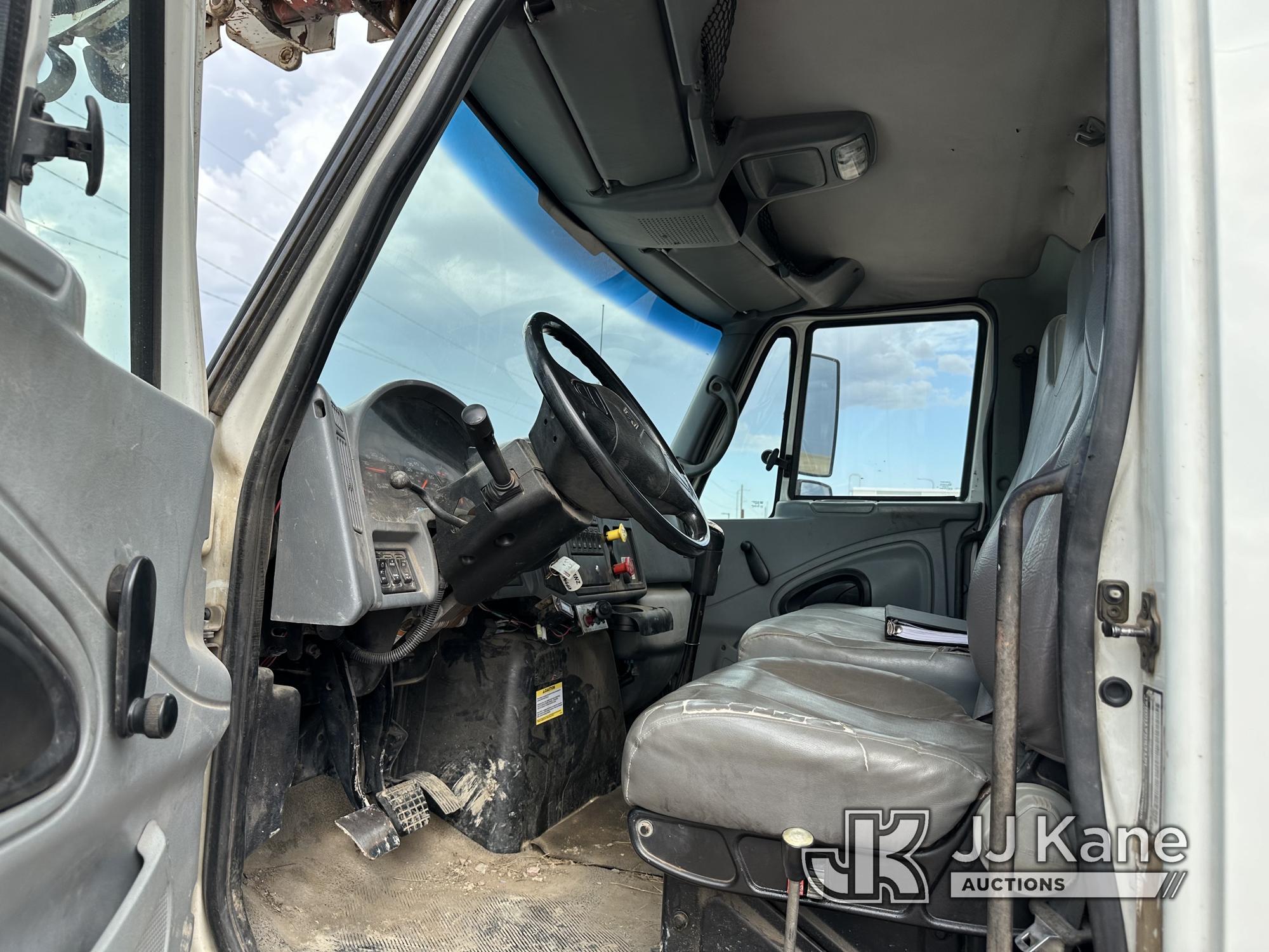 (Custer, SD) Terex Telelect Commander 6000, Digger Derrick rear mounted on 2004 International 7400 6