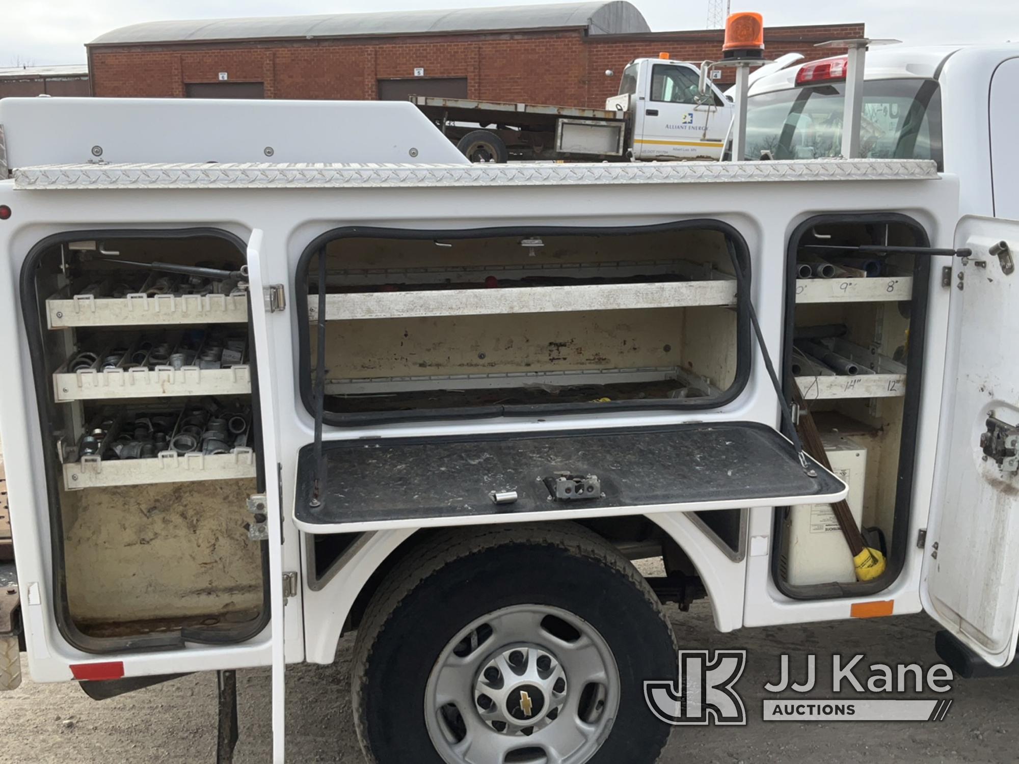 (Des Moines, IA) 2015 Chevrolet Silverado 2500HD 4x4 Extended-Cab Enclosed Service Truck Runs, Moves