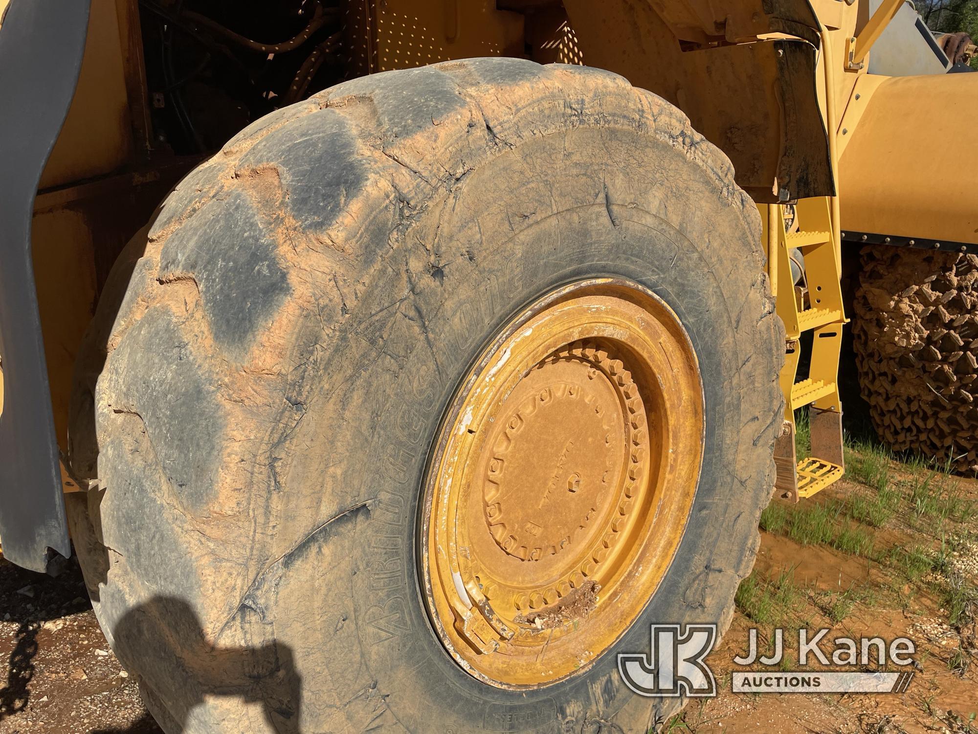 (Sylacauga, AL) 2014 Volvo L350F Wheel Loader Runs, Moves & Operates, Transmission Leaks, Seller Sta