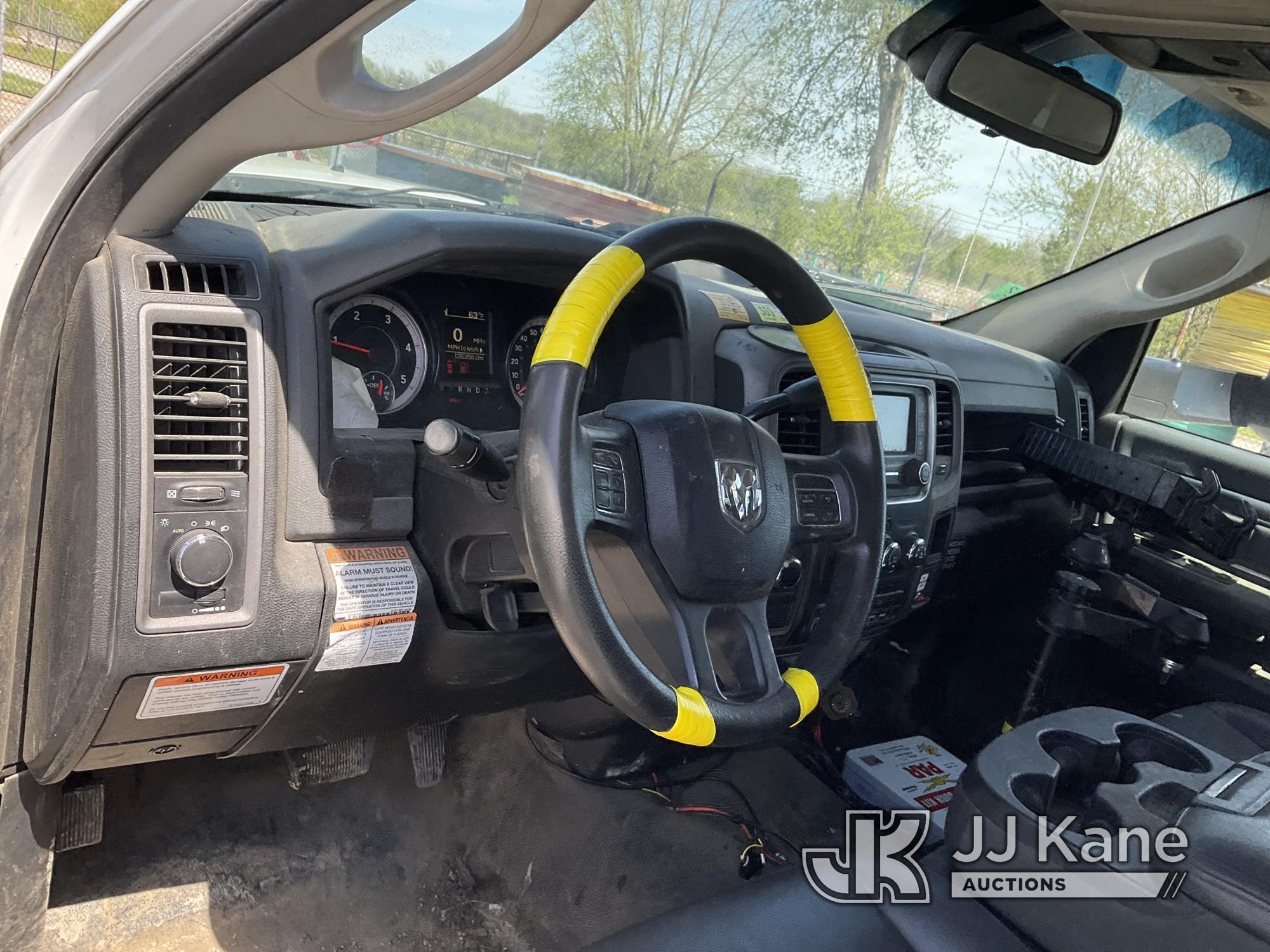 (Kansas City, MO) Altec AT37G, Articulating & Telescopic Bucket rear mounted on 2016 RAM 5500 4x4 Ut