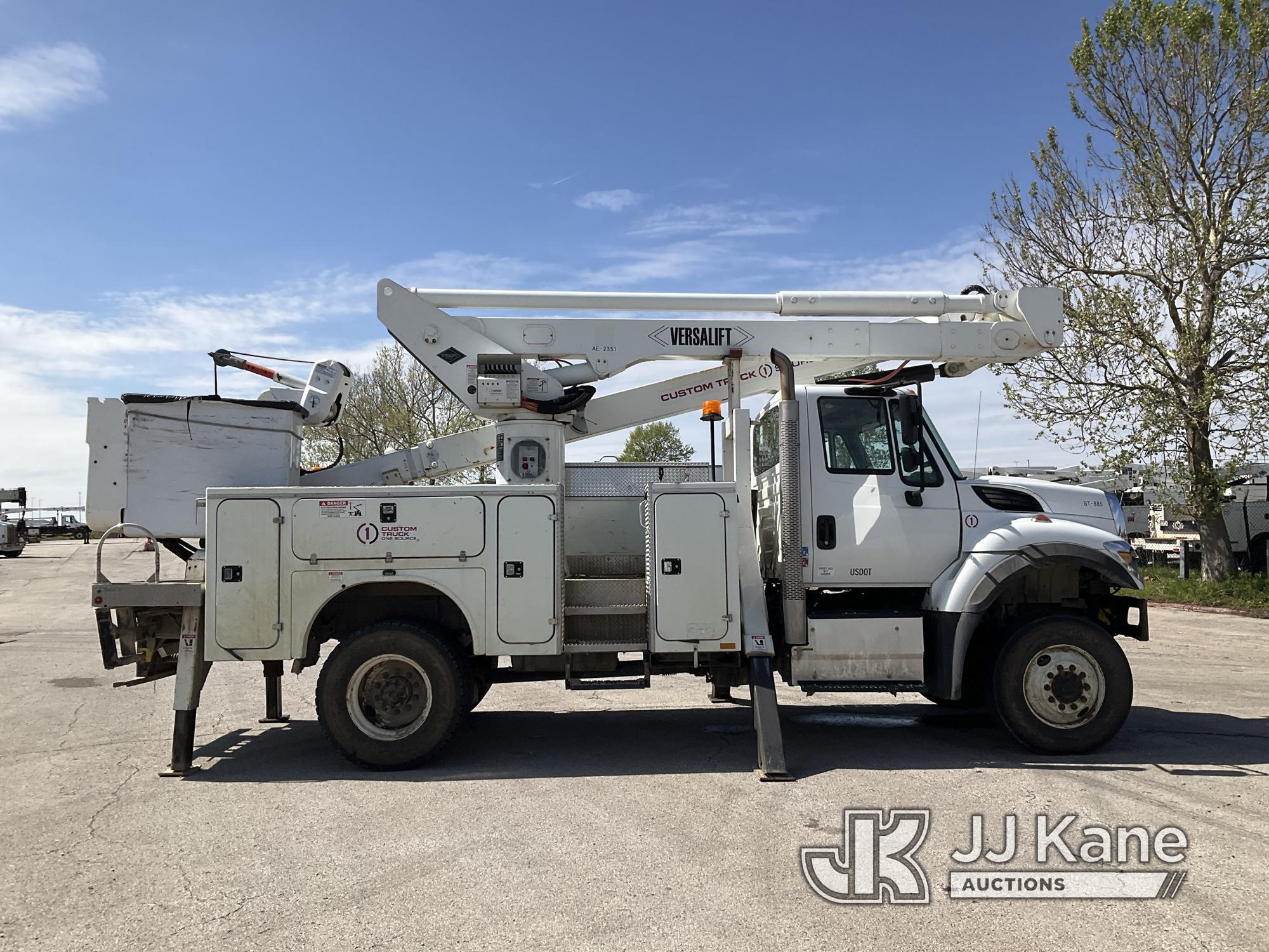 (Kansas City, MO) Versalift VST6000, Articulating & Telescopic Material Handling Bucket Truck center