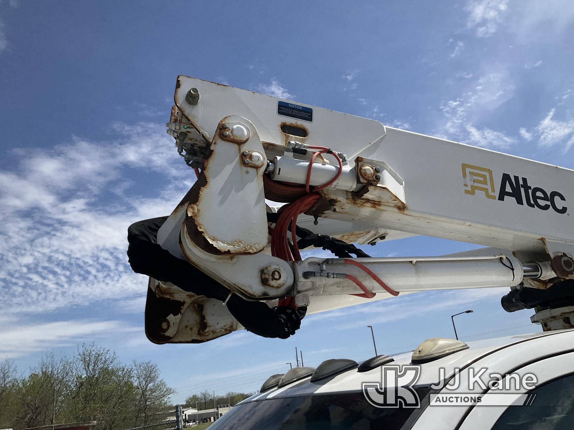 (Kansas City, MO) Altec AT37G, Articulating & Telescopic Bucket rear mounted on 2016 RAM 5500 4x4 Ut