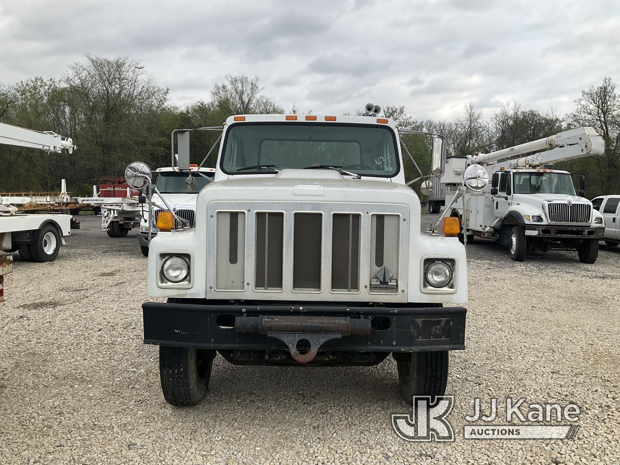 (Tipton, MO) 1999 International 2574 T/A Cab & Chassis Runs and Moves (Crack in Windshield)