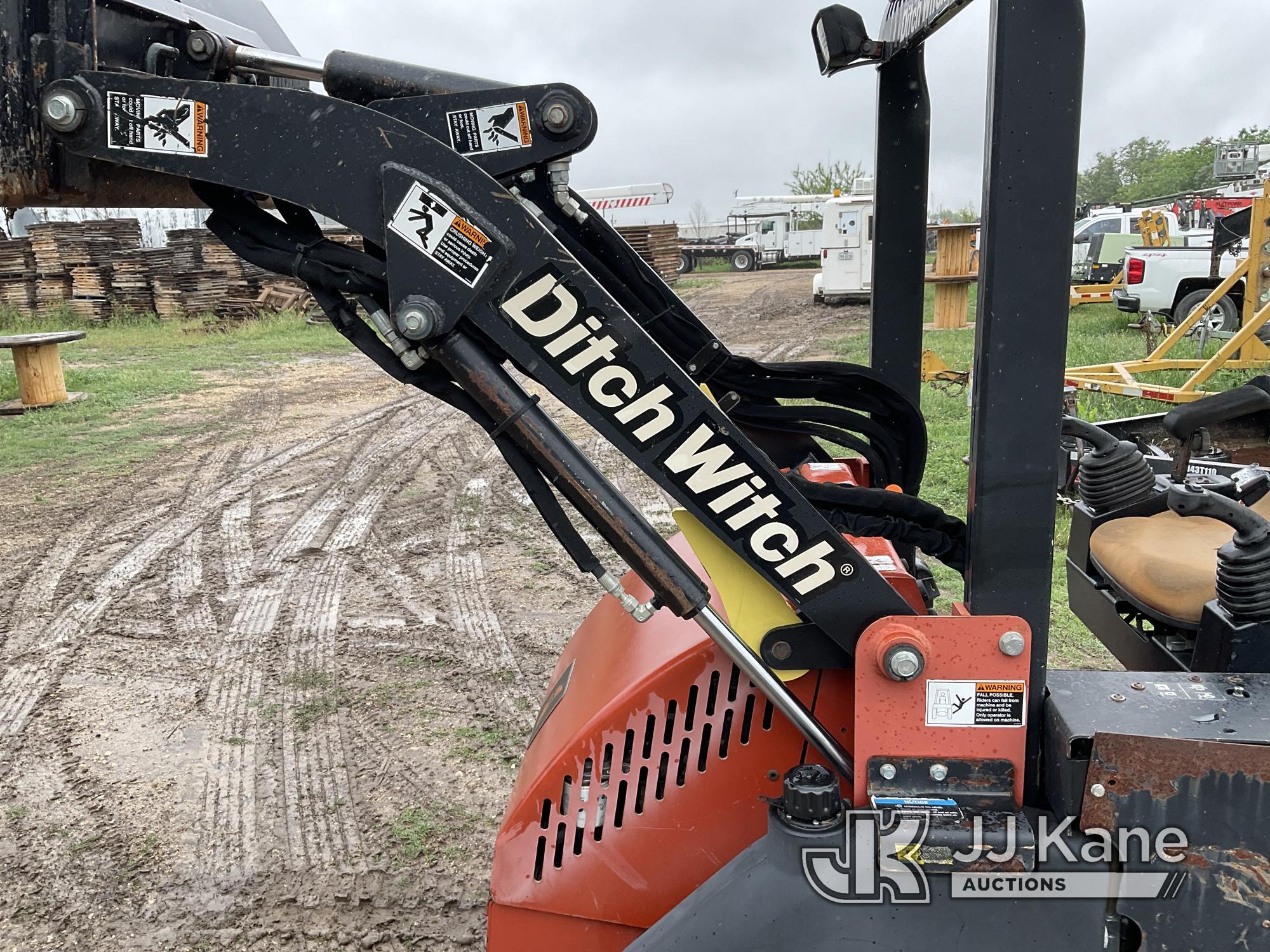 (San Antonio, TX) 2013 Ditch Witch XT855 Ride-On Tool Carrier Runs & Operates) (Jump to Start