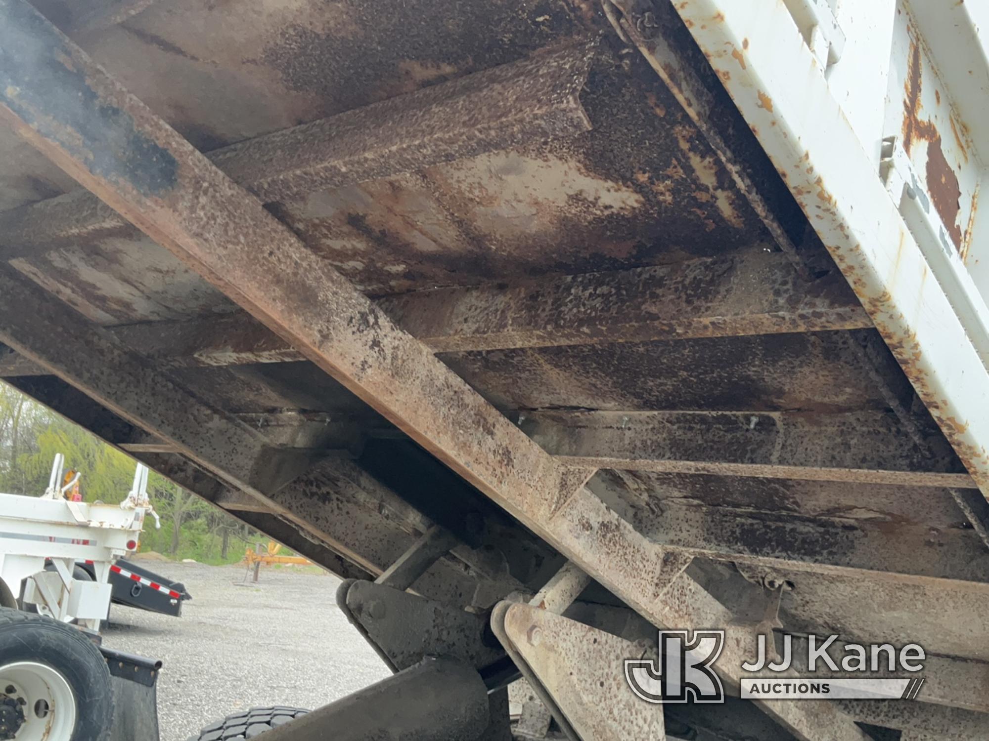 (Tipton, MO) 1990 International 4900 Dump Truck Runs, Moves & Operates) (Rust/Paint Damage.)