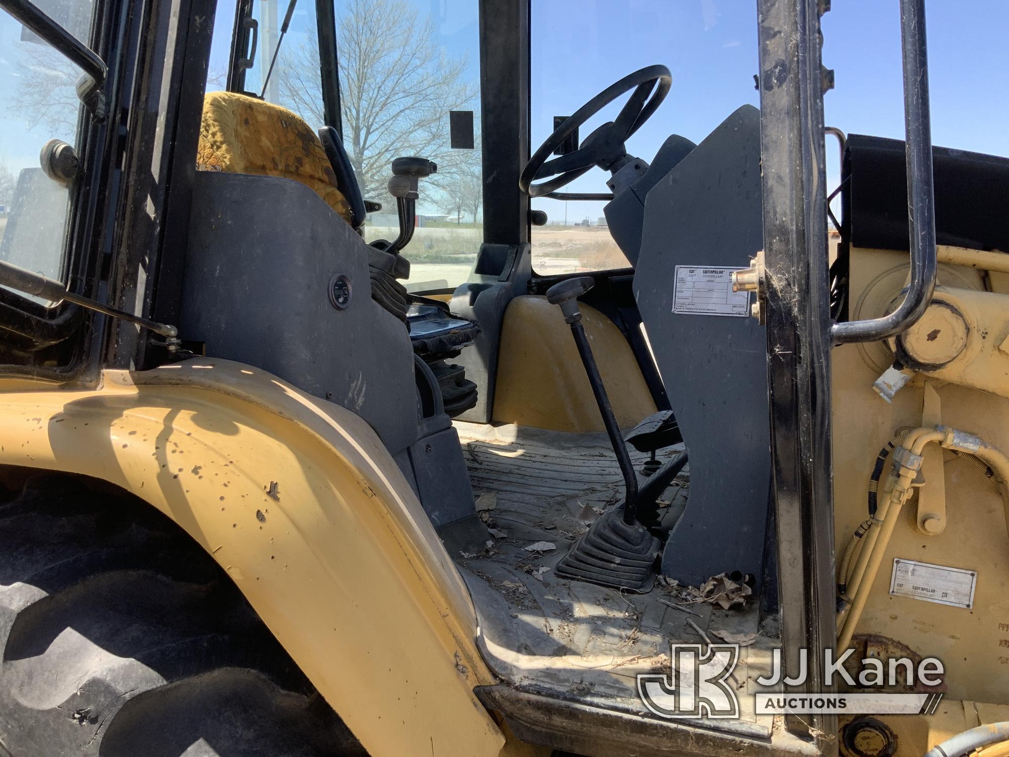 (Kansas City, MO) 2000 Cat 426C Tractor Loader Backhoe Runs, Moves, & Operates) (Leaking Oil Under C