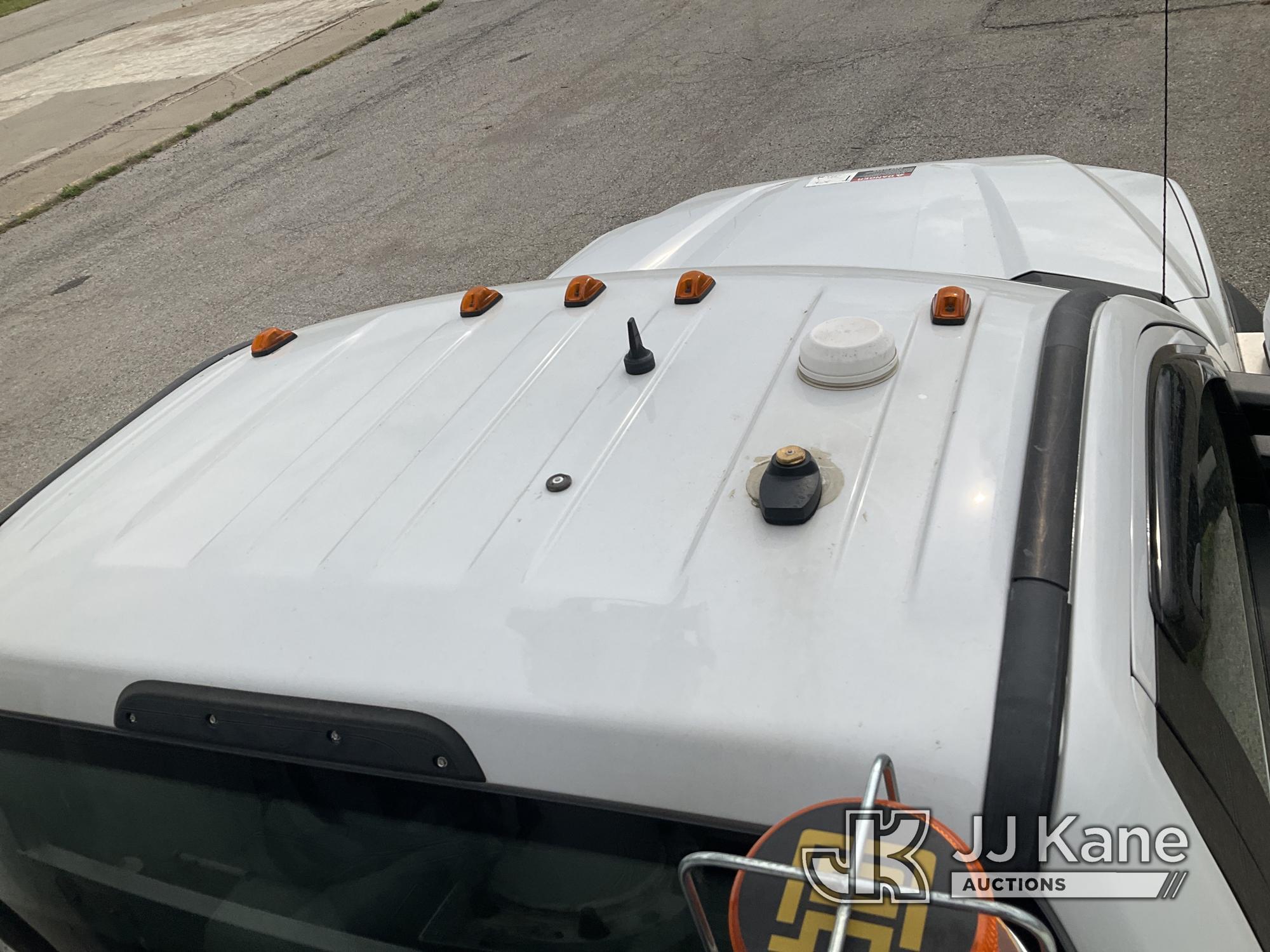 (Kansas City, MO) Altec AT37G, Articulating & Telescopic Bucket mounted behind cab on 2017 Ford F550