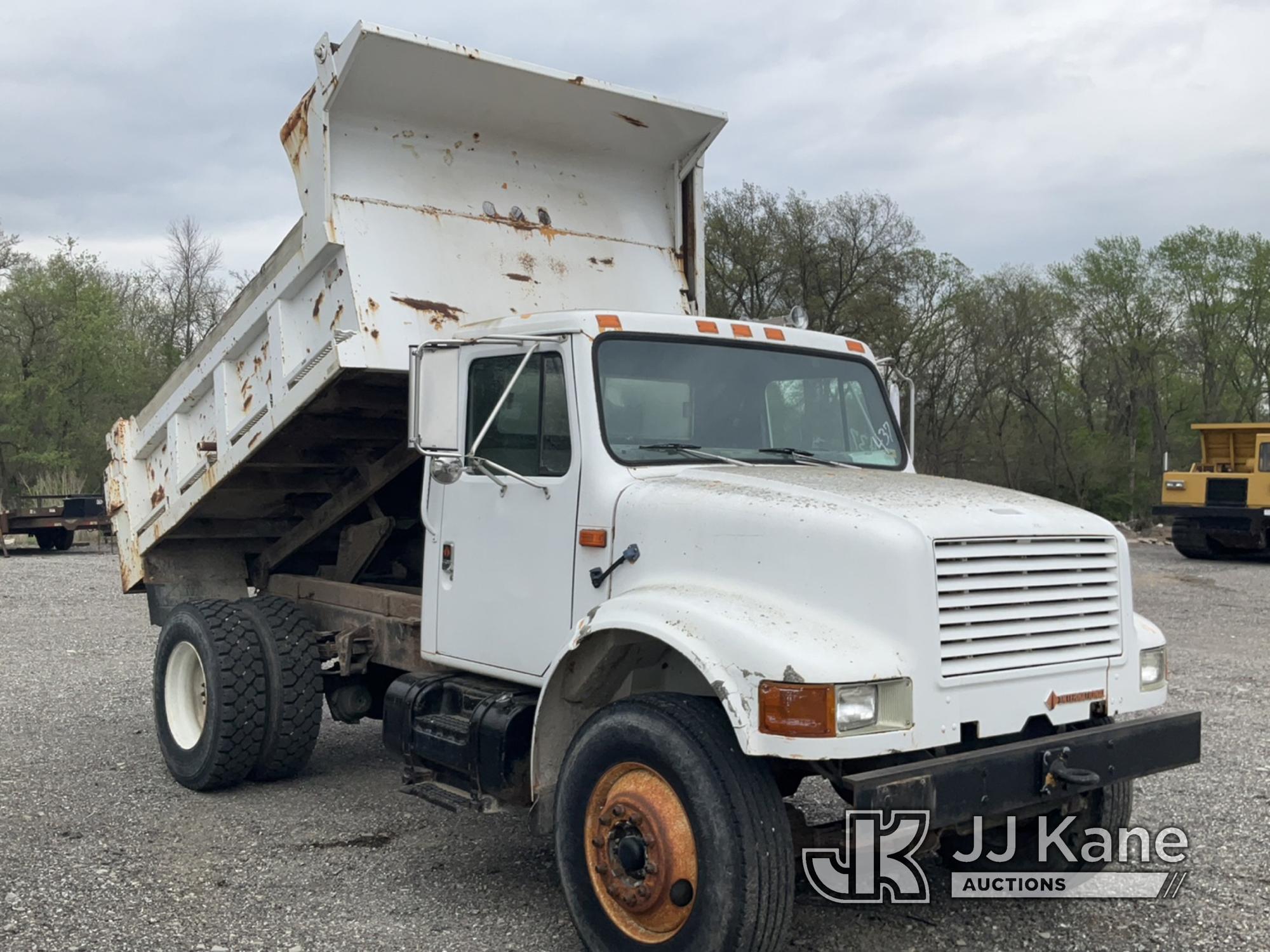 (Tipton, MO) 1990 International 4900 Dump Truck Runs, Moves & Operates) (Rust/Paint Damage.)