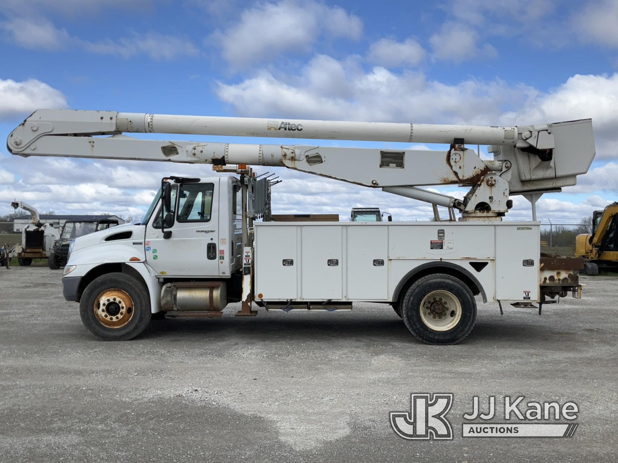 (Hawk Point, MO) Altec AA755-P, Bucket Truck rear mounted on 2013 International Durastar 4300 Utilit