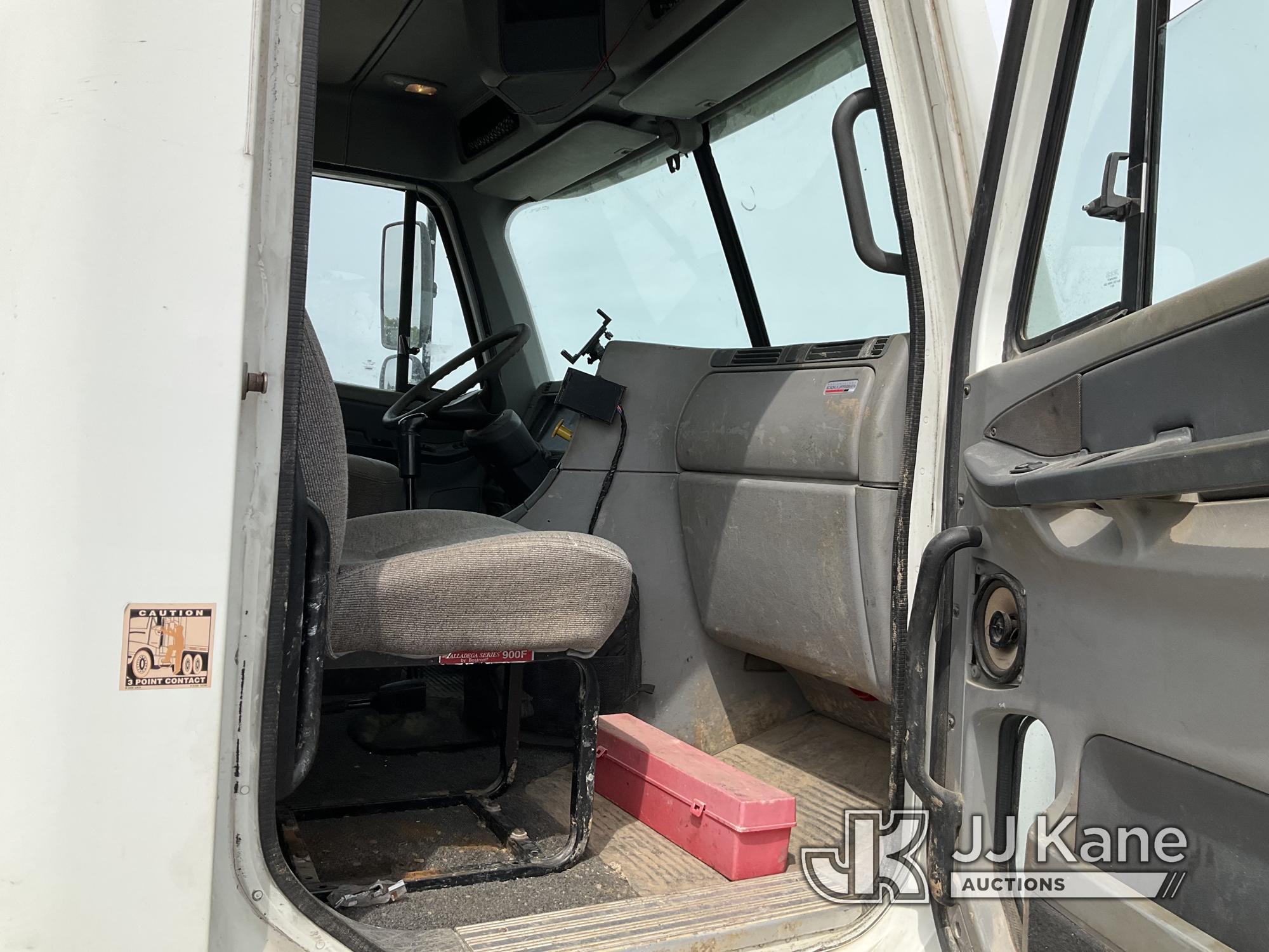 (Hawk Point, MO) 2005 Freightliner Columbia 112 T/A Flatbed Truck Runs and Moves.