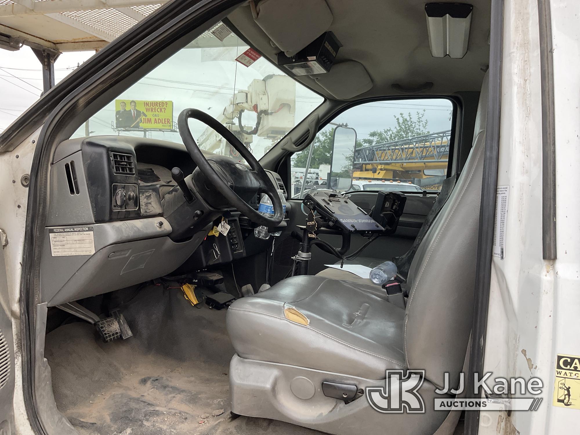 (San Antonio, TX) Altec AA755L-MH, Bucket mounted behind cab on 2007 Ford F750 Utility Truck Runs &