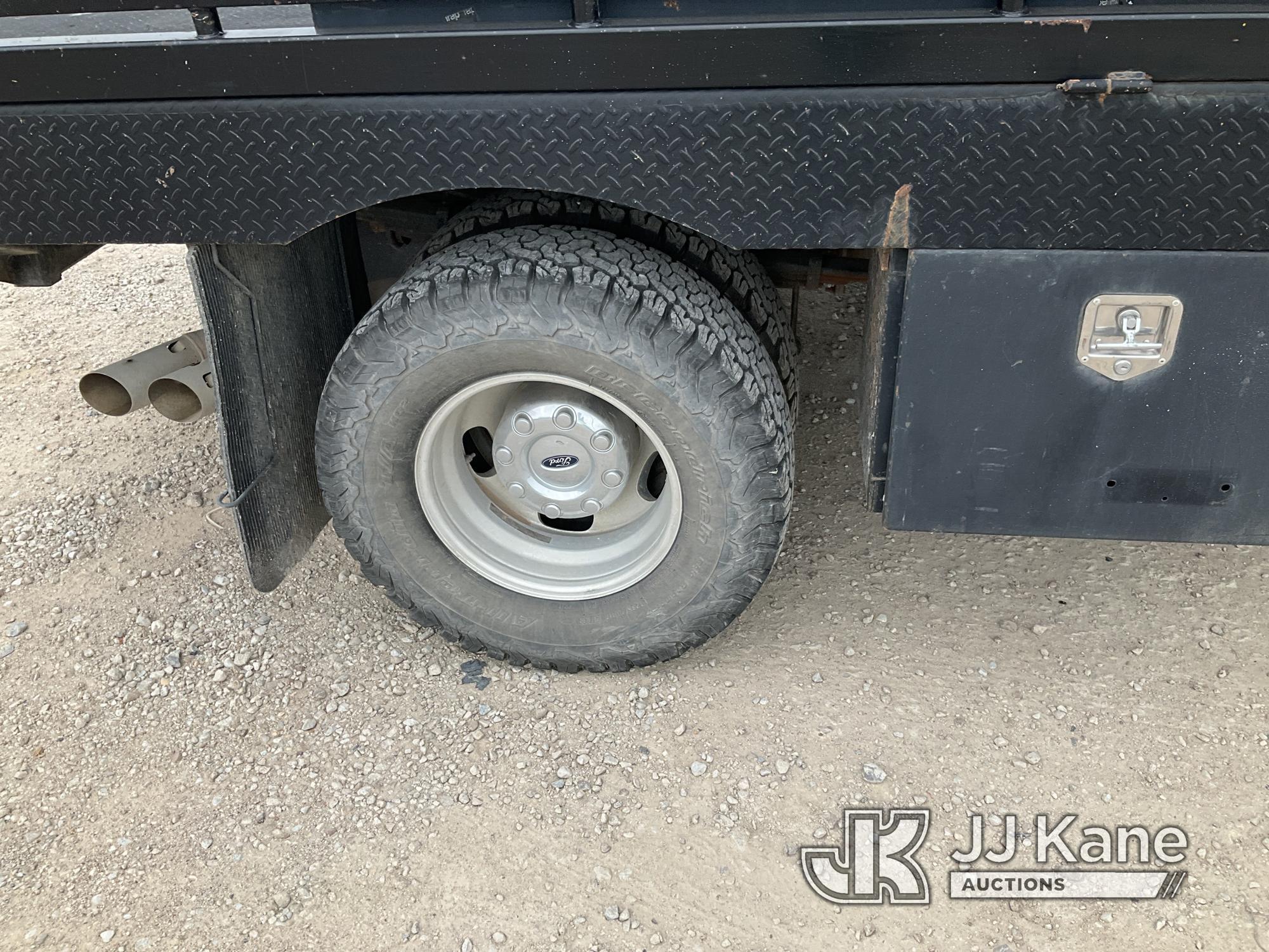 (Waxahachie, TX) 2019 Ford F350 4x4 Crew-Cab Flatbed Truck Runs & Moves) (Jump To Start, Check Engin