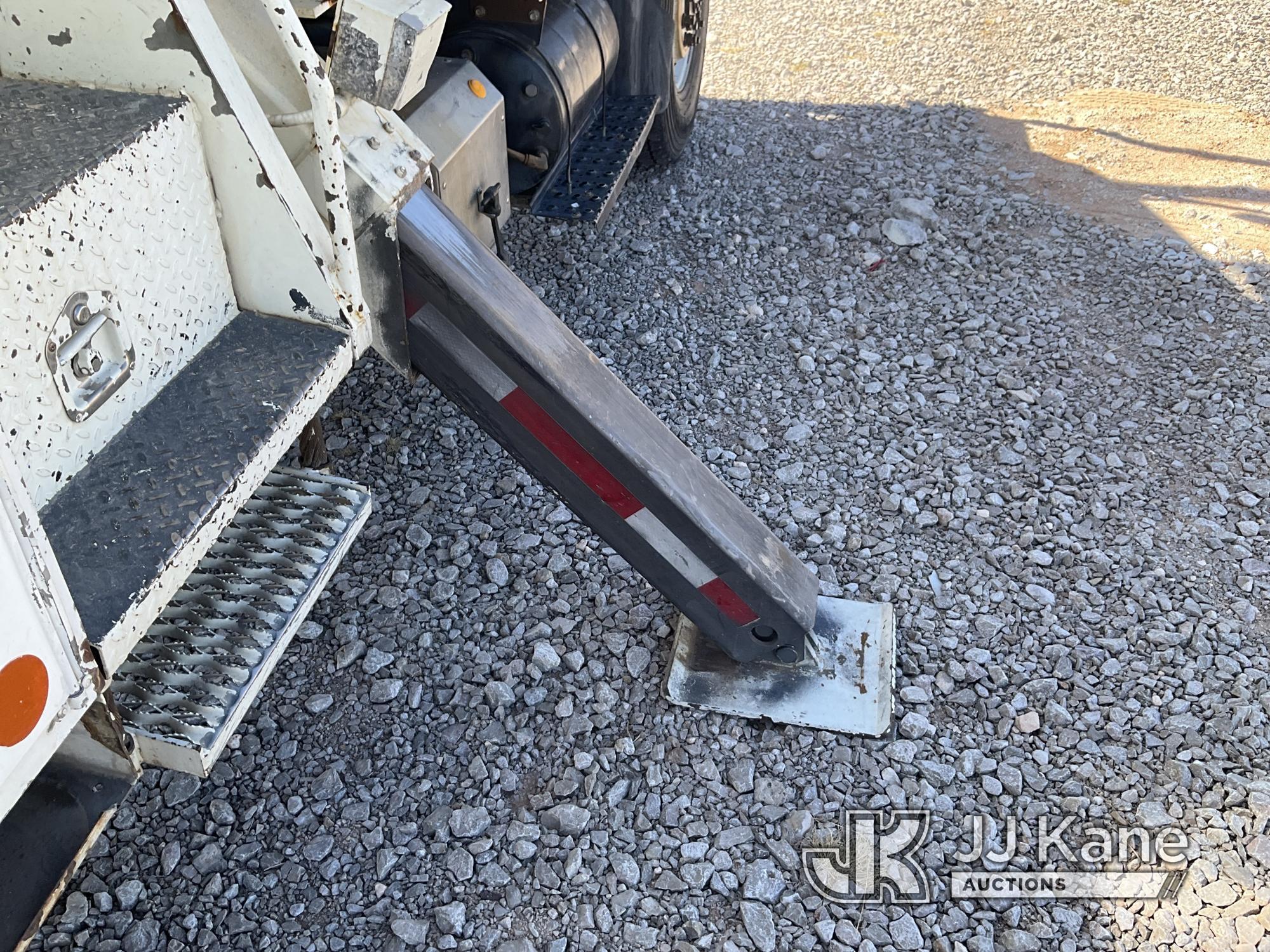 (El Paso, TX) Altec AM55-E, Over-Center Material Handling Bucket Truck rear mounted on 2008 Internat