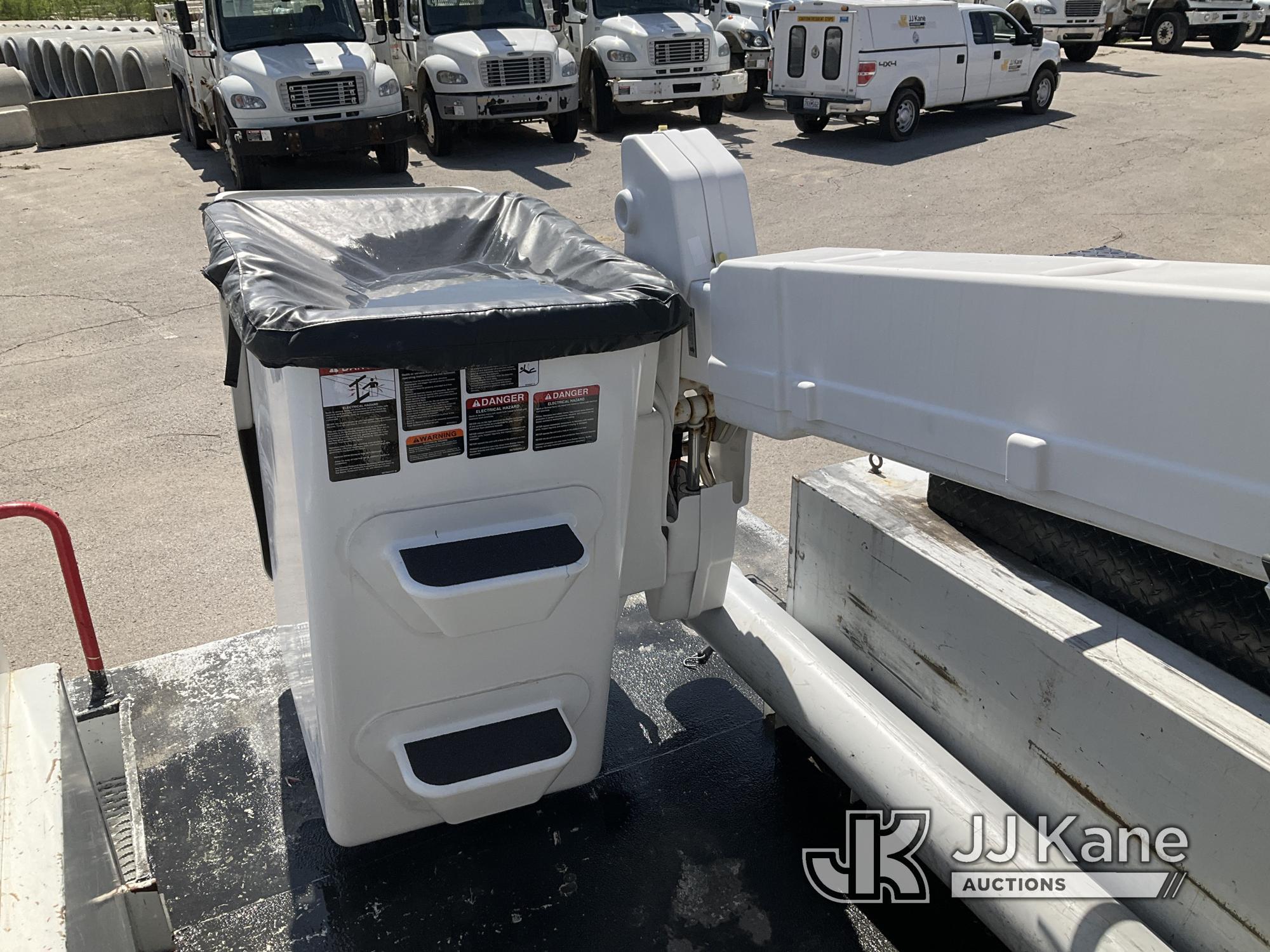 (Kansas City, MO) Altec AT37G, Articulating & Telescopic Bucket rear mounted on 2016 RAM 5500 4x4 Ut