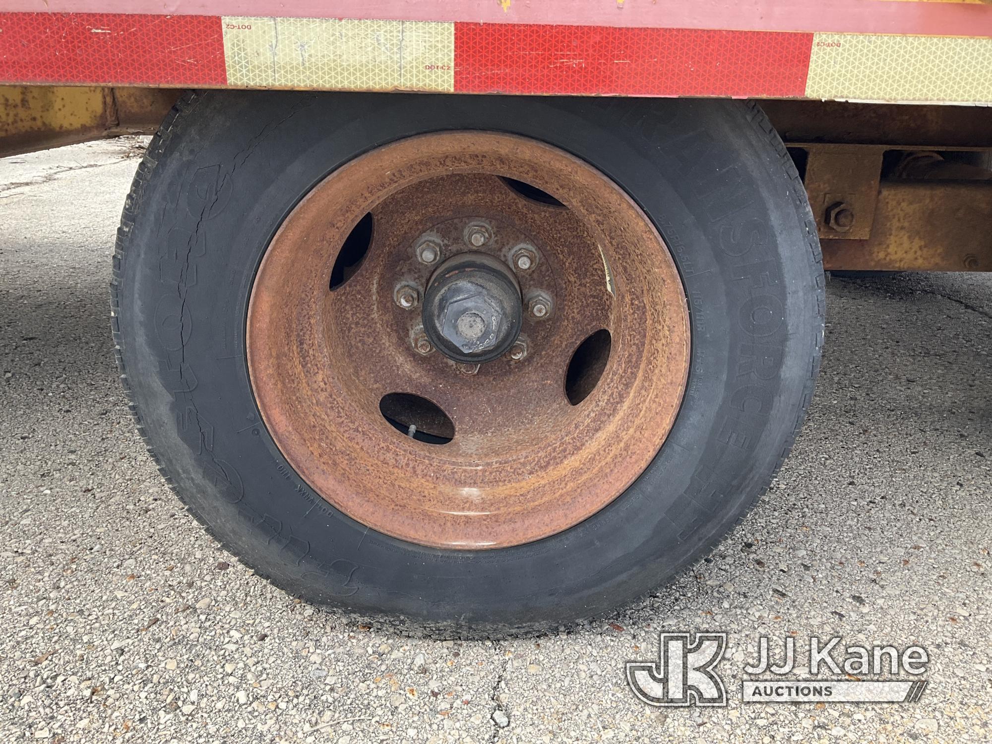 (Sun Prairie, WI) 1992 Eager Beaver 10HDB TRAILER Needs tire (punctured) Deck Is 8FT Wide And 24FT L