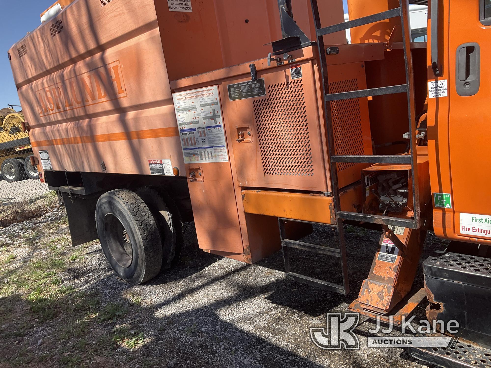 (Kansas City, MO) Altec LRV55, Over-Center Bucket Truck mounted behind cab on 2006 GMC C7500 Chipper