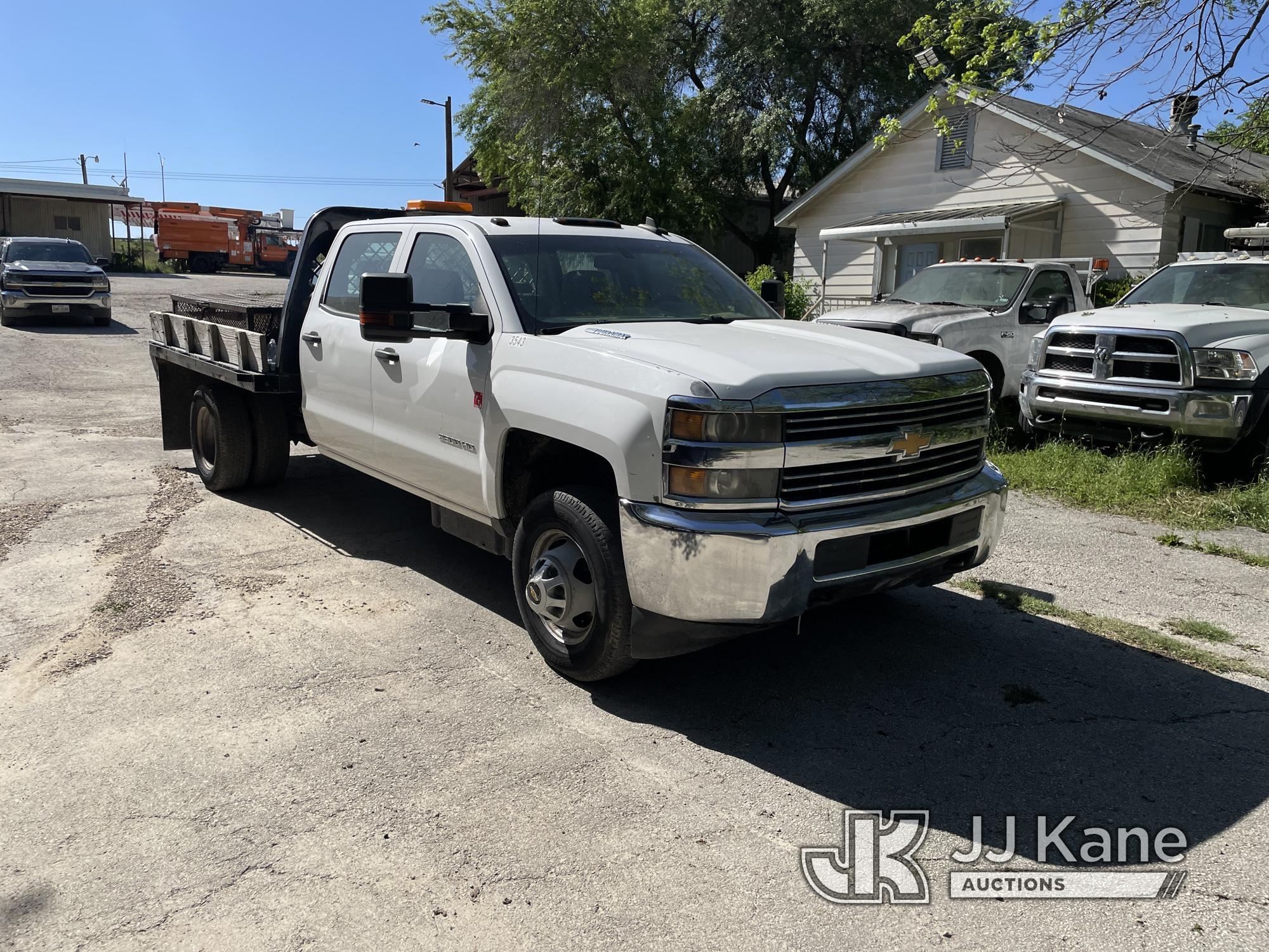 (San Antonio, TX) 2015 Chevrolet Silverado 2500HD Crew-Cab Flatbed Truck Runs & Moves) (Upper Oil Pa