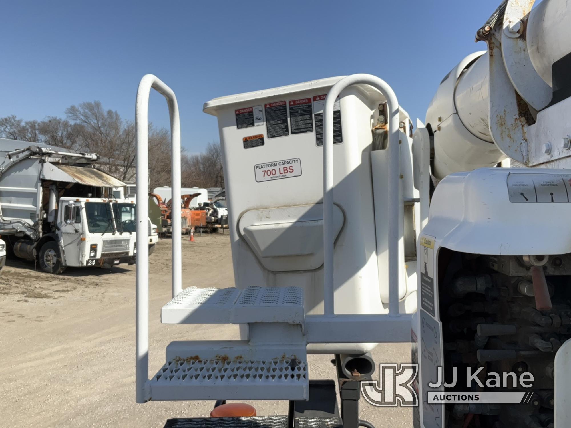 (Des Moines, IA) Altec AA55E, Bucket Truck rear mounted on 2009 Ford F750 Utility Truck Runs, Moves)