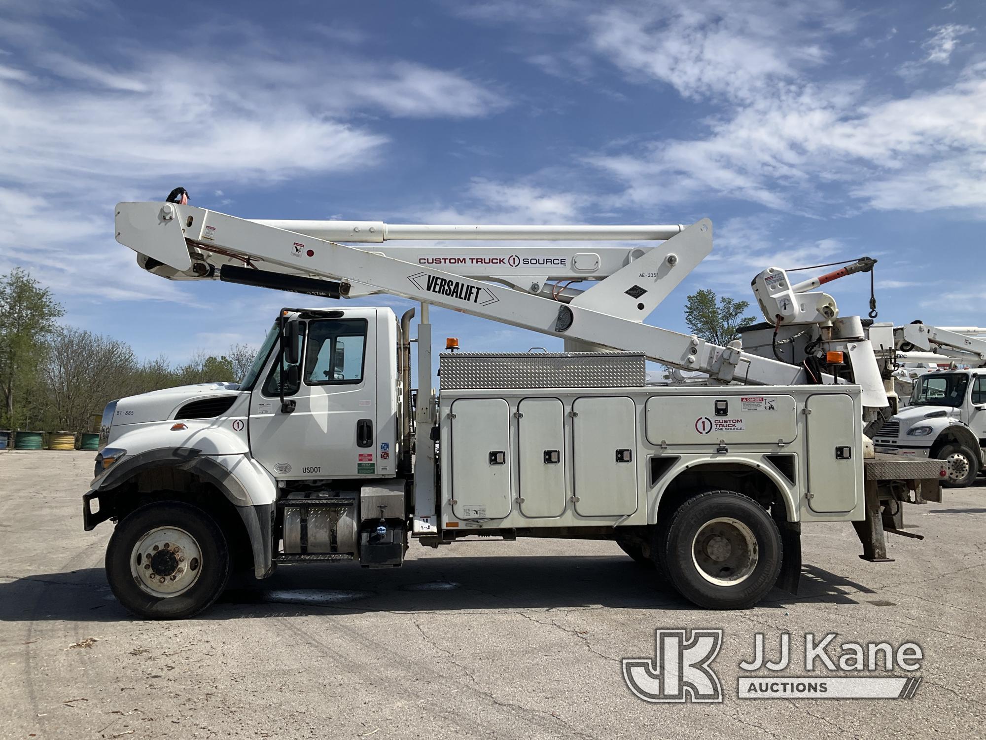 (Kansas City, MO) Versalift VST6000, Articulating & Telescopic Material Handling Bucket Truck center