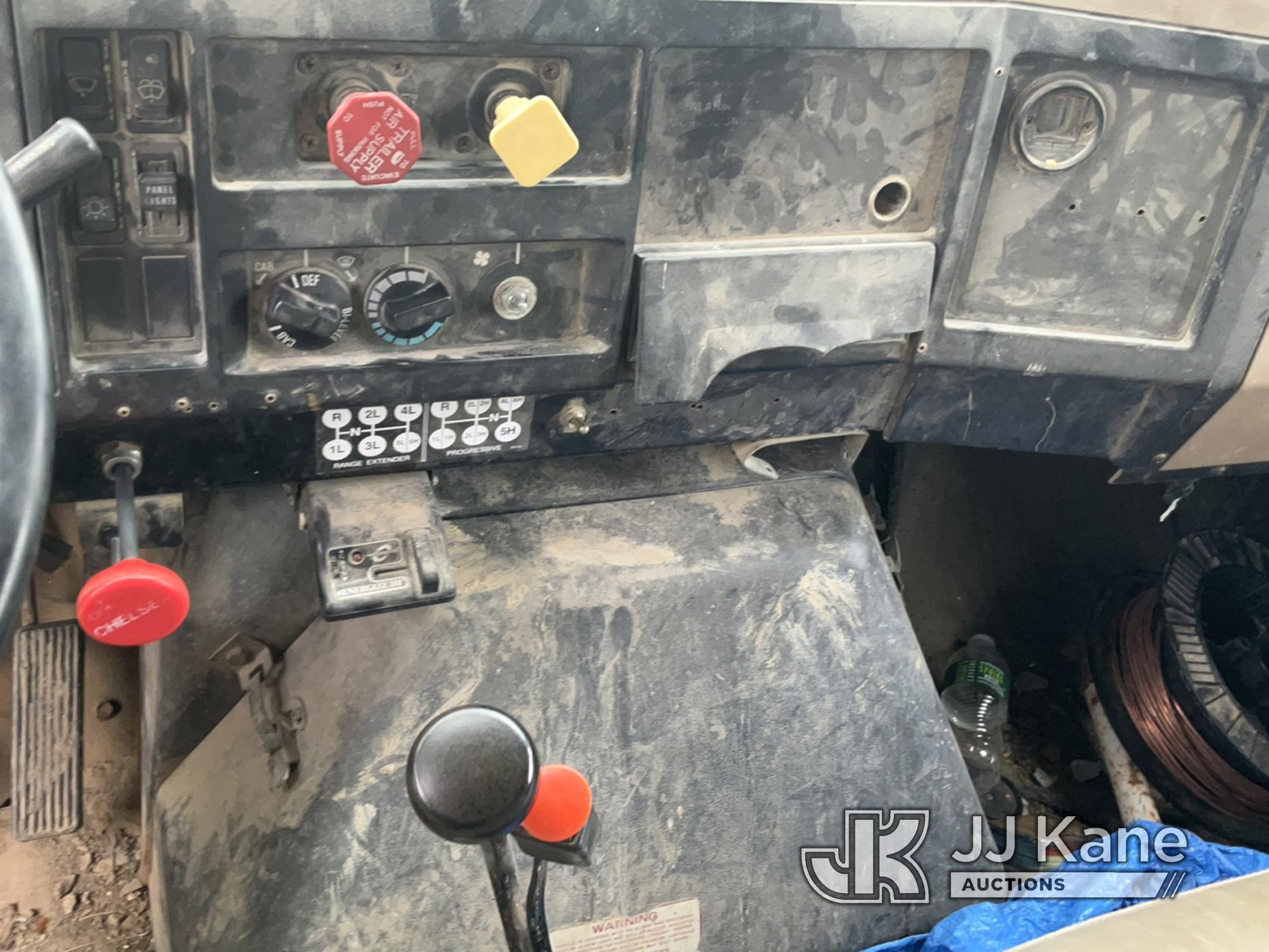 (Tipton, MO) 1990 International 4900 Dump Truck Runs, Moves & Operates) (Rust/Paint Damage.)