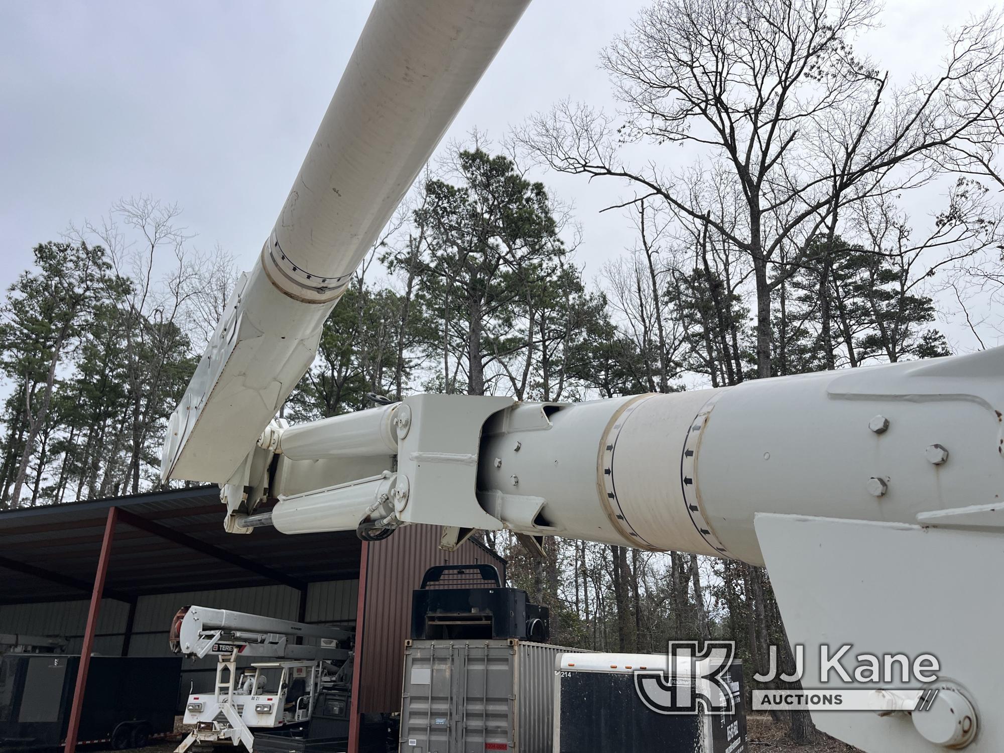 (Boyce, LA) Altec AM547, Over-Center Material Handling Bucket Truck rear mounted on 1999 Internation