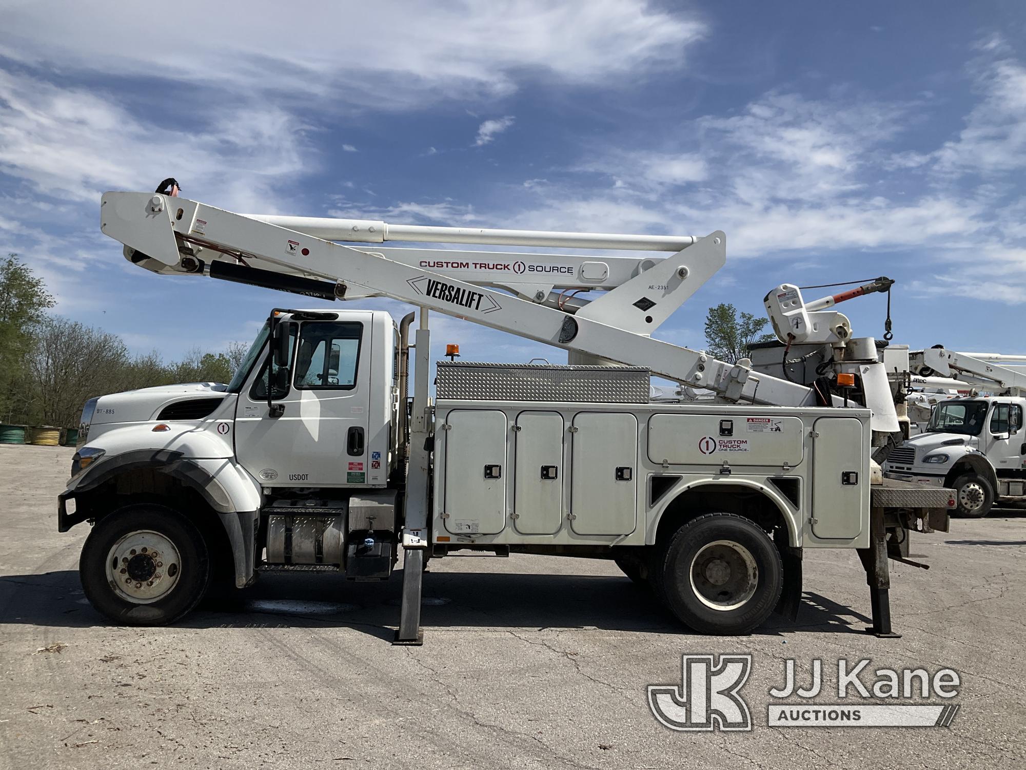 (Kansas City, MO) Versalift VST6000, Articulating & Telescopic Material Handling Bucket Truck center