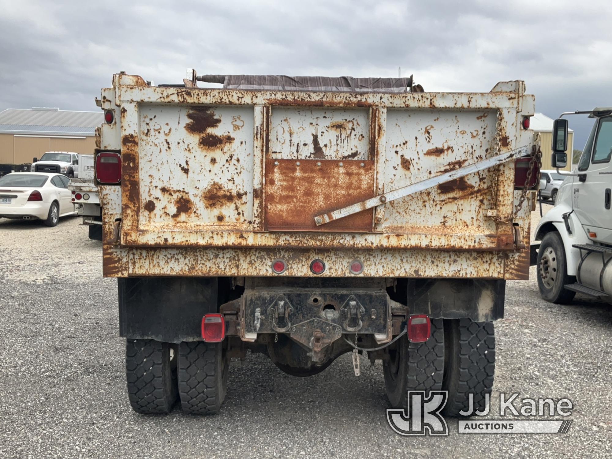 (Tipton, MO) 1990 International 4900 Dump Truck Runs, Moves & Operates) (Rust/Paint Damage.)