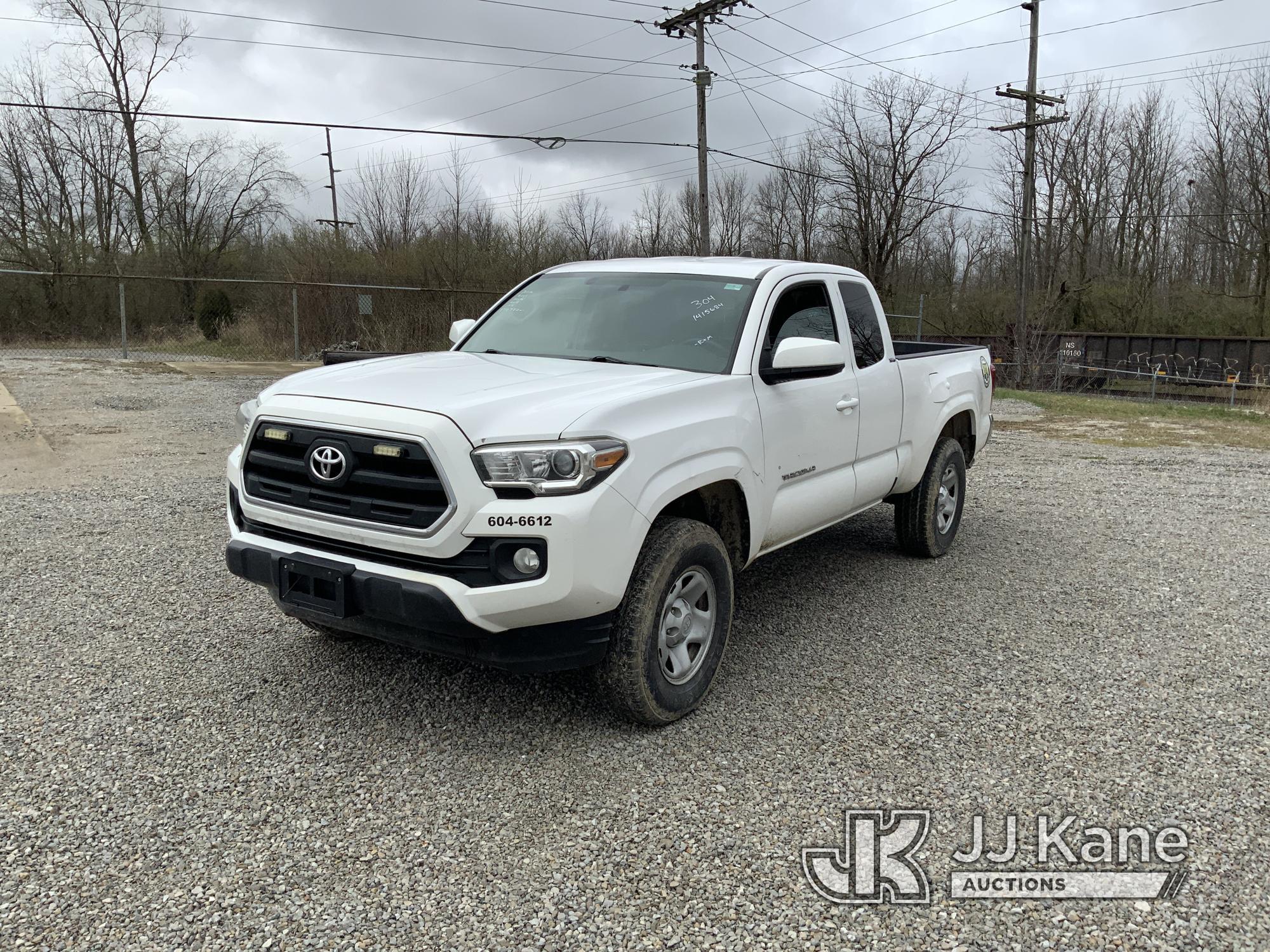 (Fort Wayne, IN) 2016 Toyota Tacoma 4x4 Extended-Cab Pickup Truck Runs & Moves