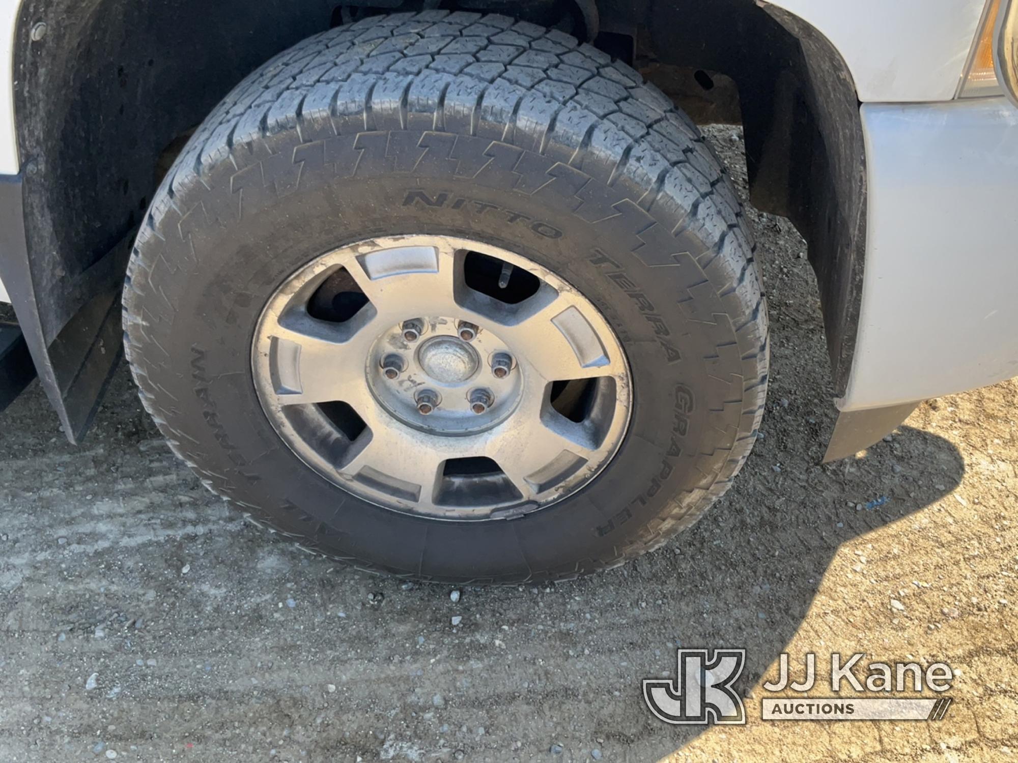 (Charlotte, MI) 2010 Chevrolet Silverado 1500 4x4 Crew-Cab Pickup Truck Runs, Moves, Low Fuel