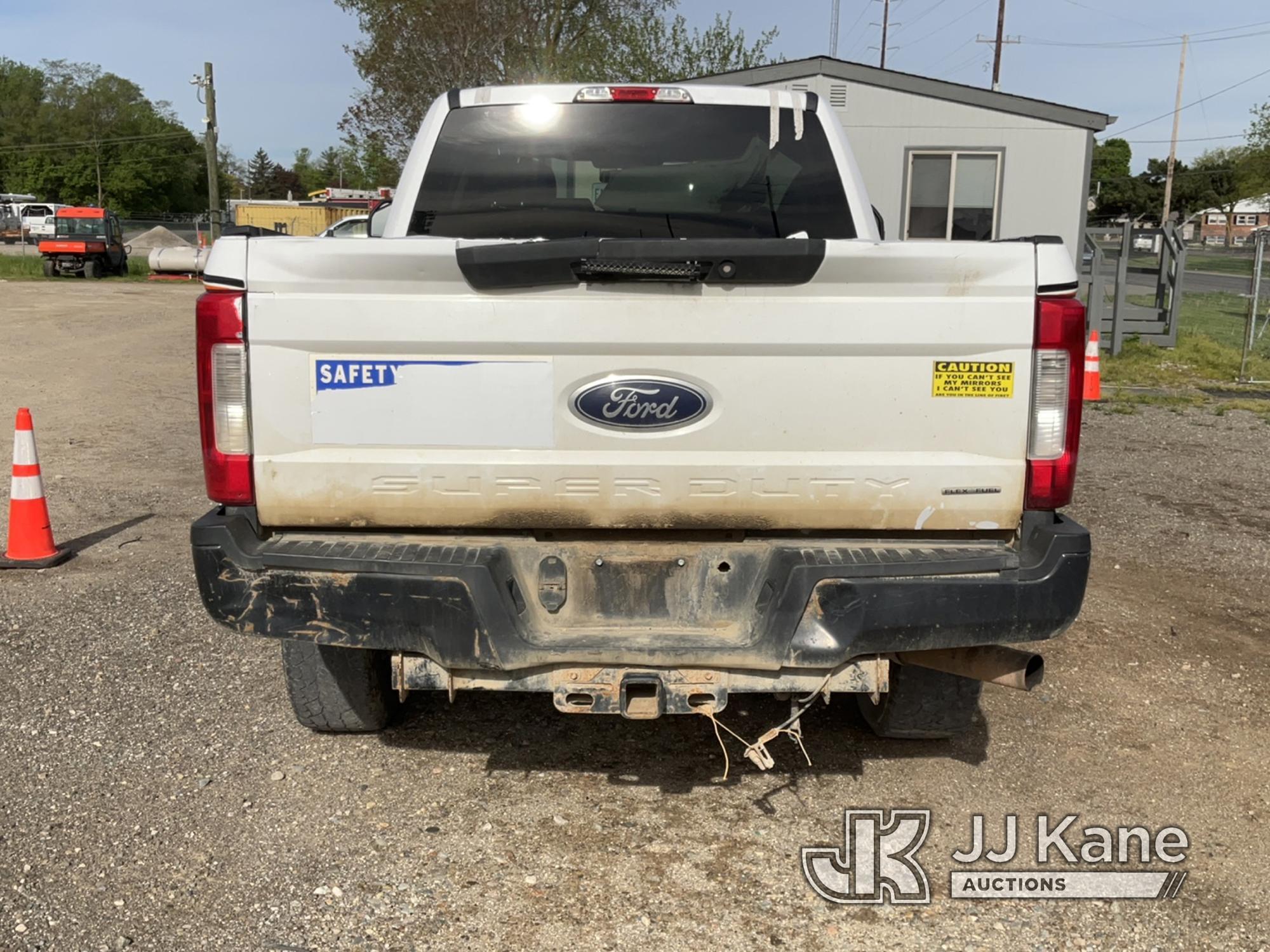 (Charlotte, MI) 2017 Ford F250 4x4 Crew-Cab Pickup Truck Runs & Moves) (Body Damage, Cracked Windshi