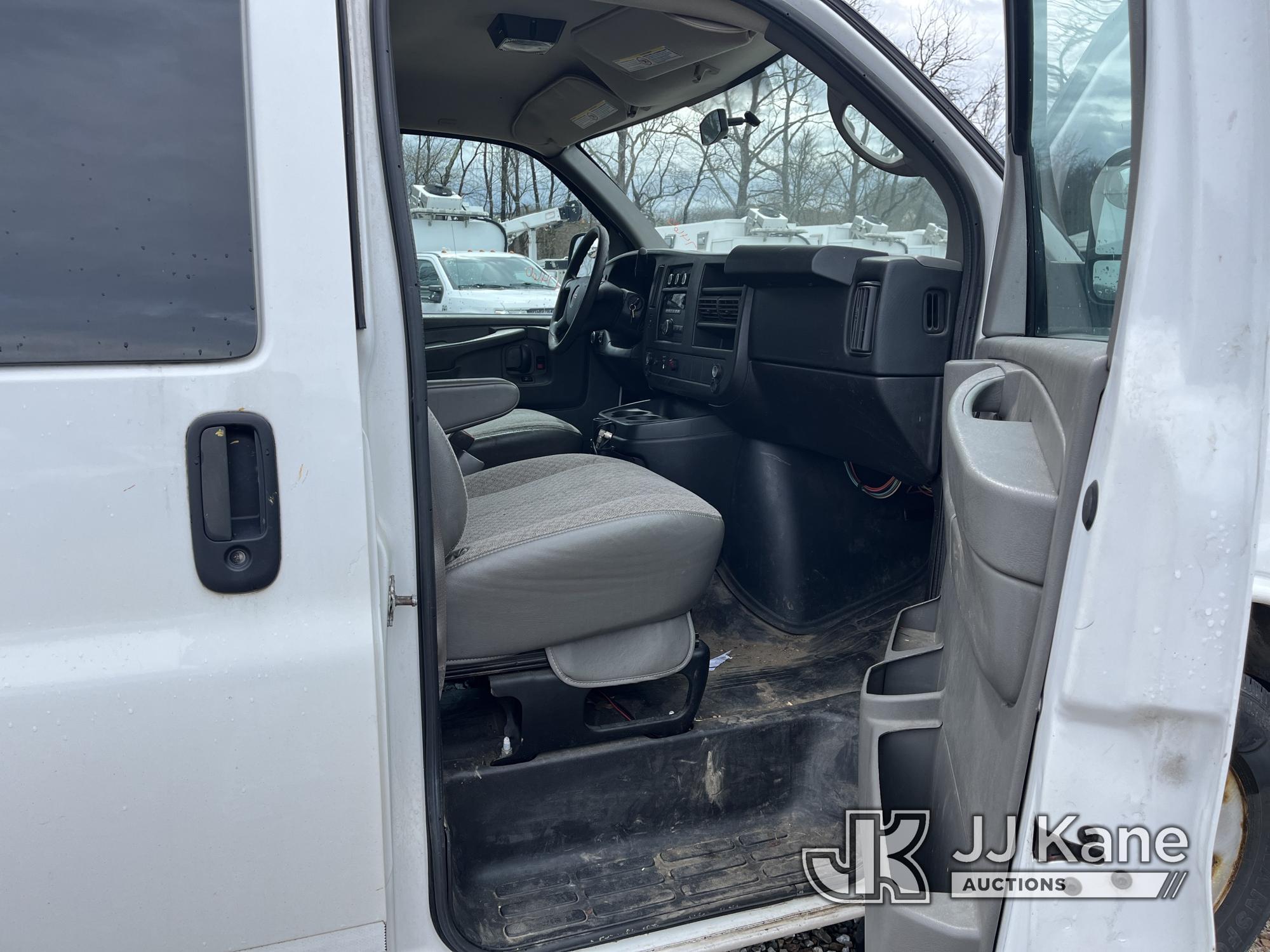 (Smock, PA) 2014 GMC Savana G2500 Cargo Van Title Delay) (Runs & Moves, Cracked Windshield, TPS Ligh