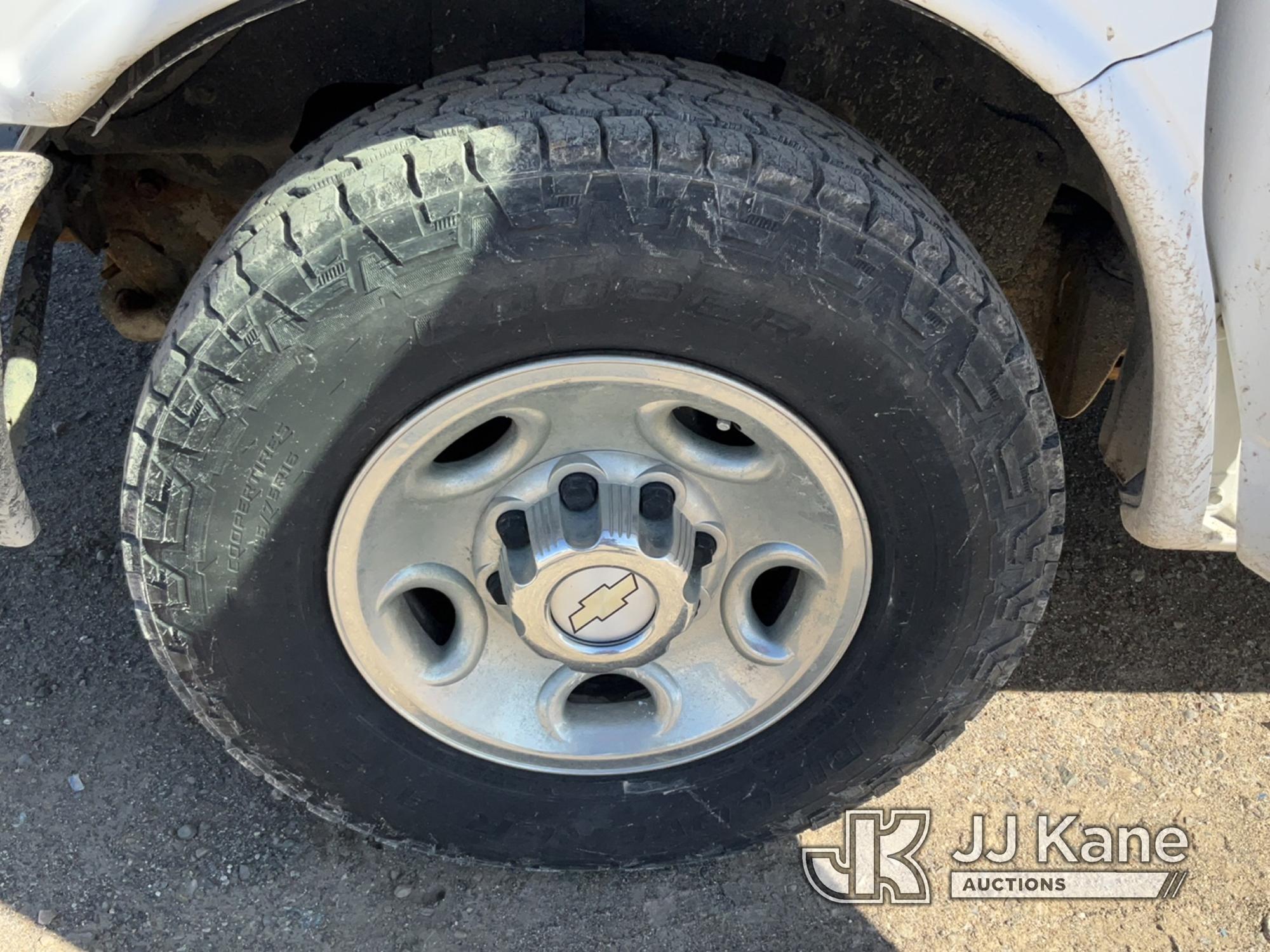 (Charlotte, MI) 2007 Chevrolet Express G2500 Cargo Van Runs, Moves, Rust, Body Damage , Engine Light