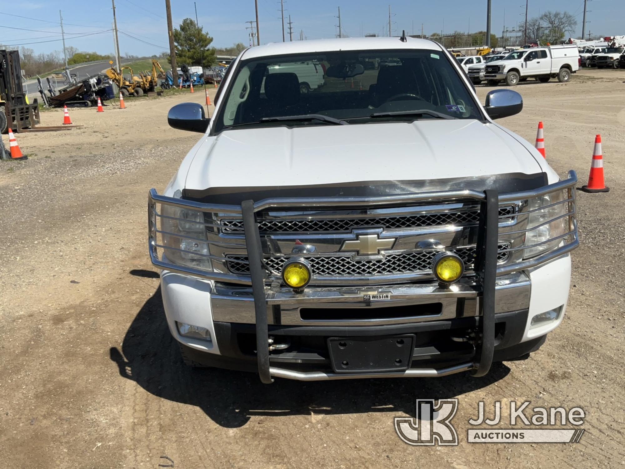 (Charlotte, MI) 2010 Chevrolet Silverado 1500 4x4 Crew-Cab Pickup Truck Runs, Moves, Low Fuel