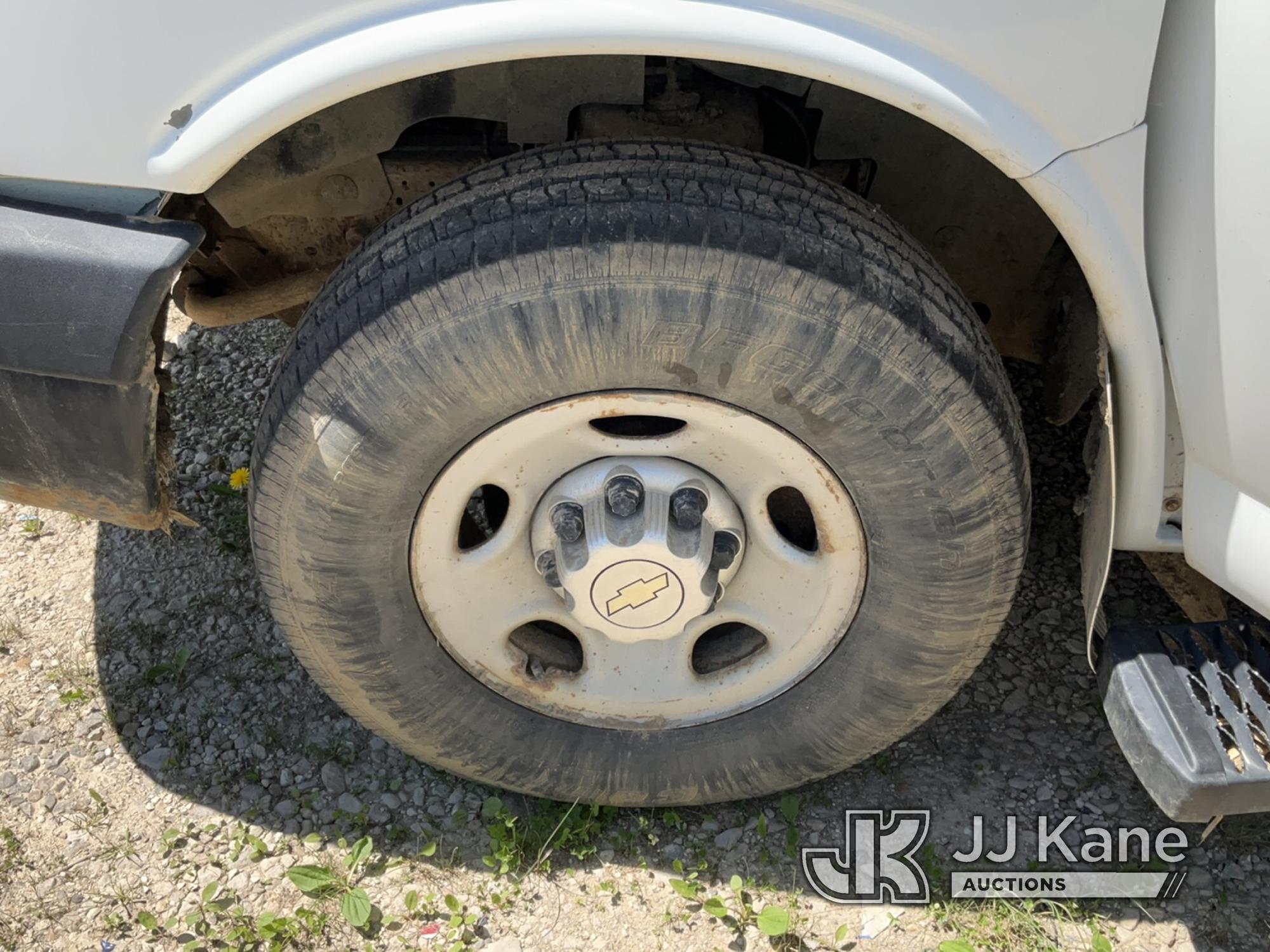 (Charlotte, MI) 2010 Chevrolet Express G2500 Cargo Van Runs, Does Not Move, Rust, Cracked Windshield