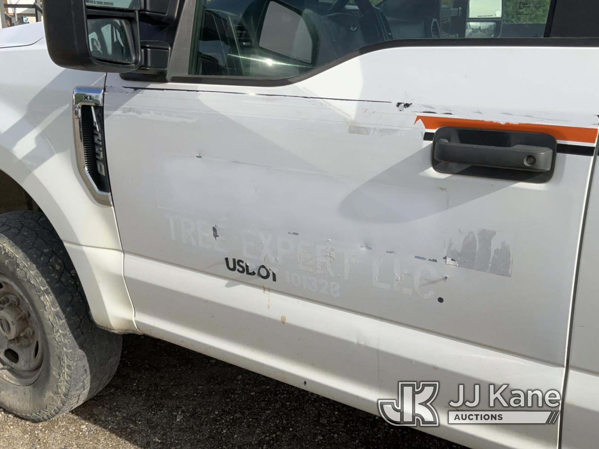 (Charlotte, MI) 2017 Ford F250 4x4 Crew-Cab Pickup Truck Runs & Moves) (Body Damage, Cracked Windshi