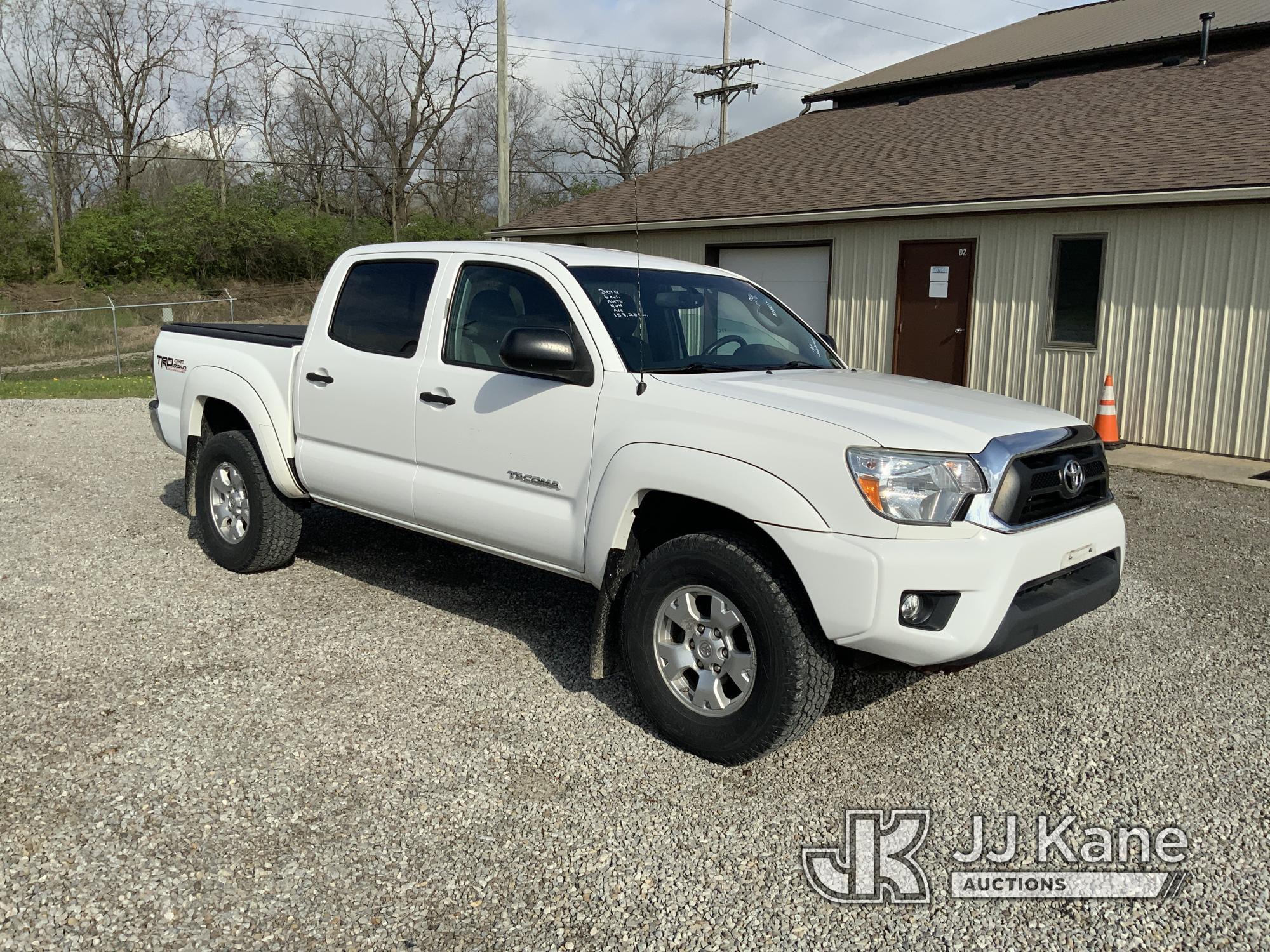 (Fort Wayne, IN) 2012 Toyota Tacoma 4x4 Crew-Cab Pickup Truck Runs & Moves) (Body Damage