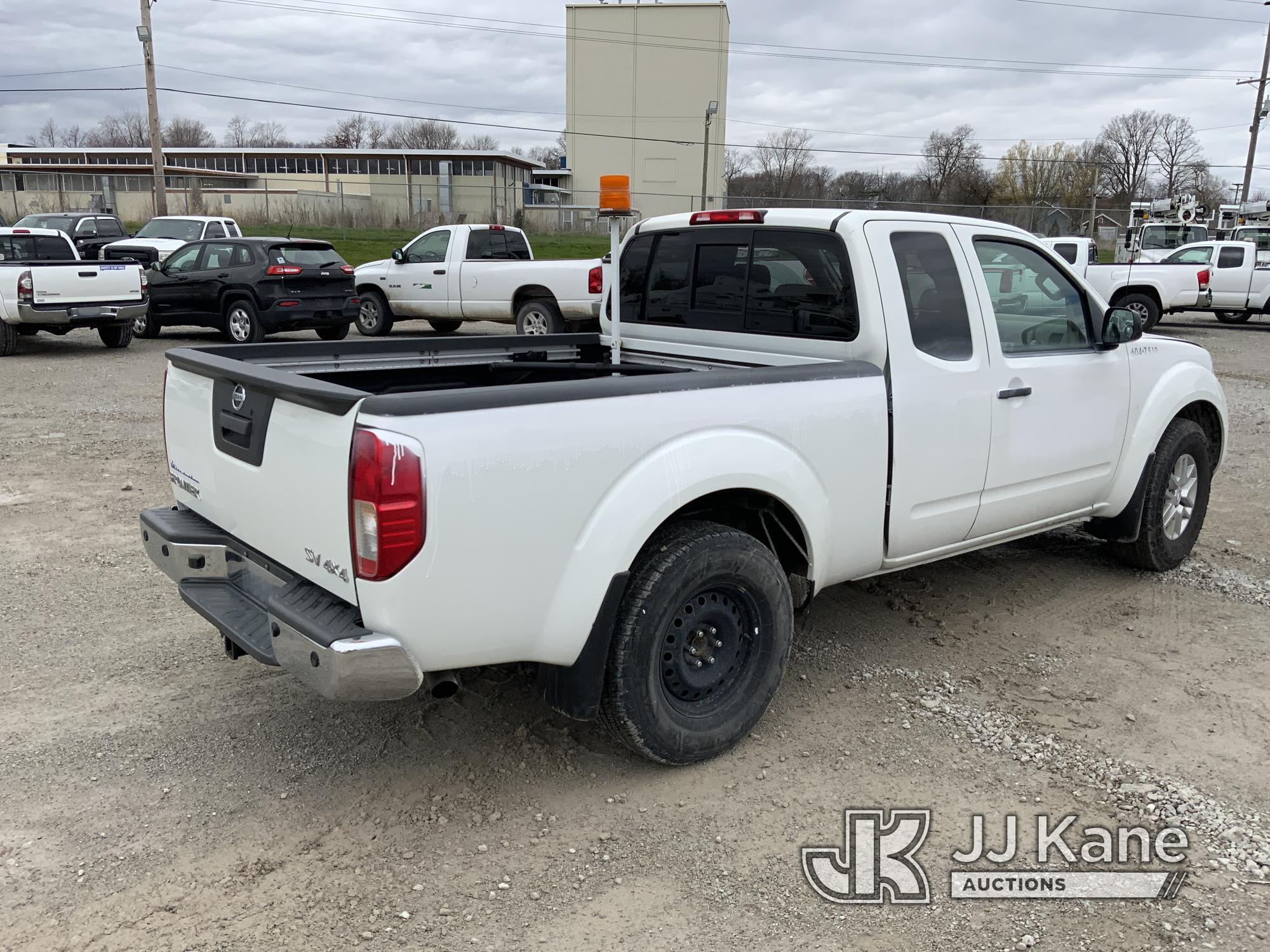 (Fort Wayne, IN) 2017 Nissan Frontier 4x4 Extended-Cab Pickup Truck Runs & Moves) (Paint Damage