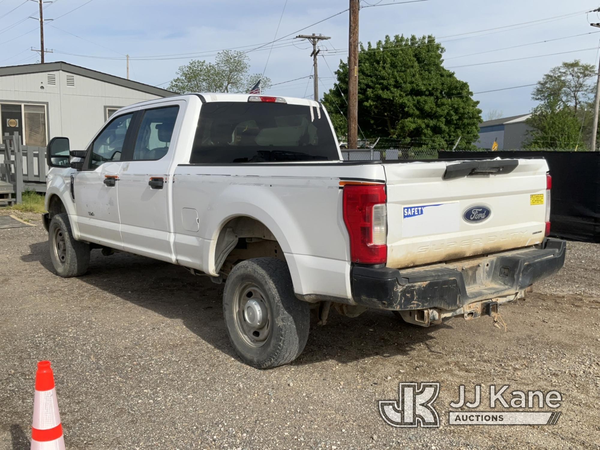 (Charlotte, MI) 2017 Ford F250 4x4 Crew-Cab Pickup Truck Runs & Moves) (Body Damage, Cracked Windshi