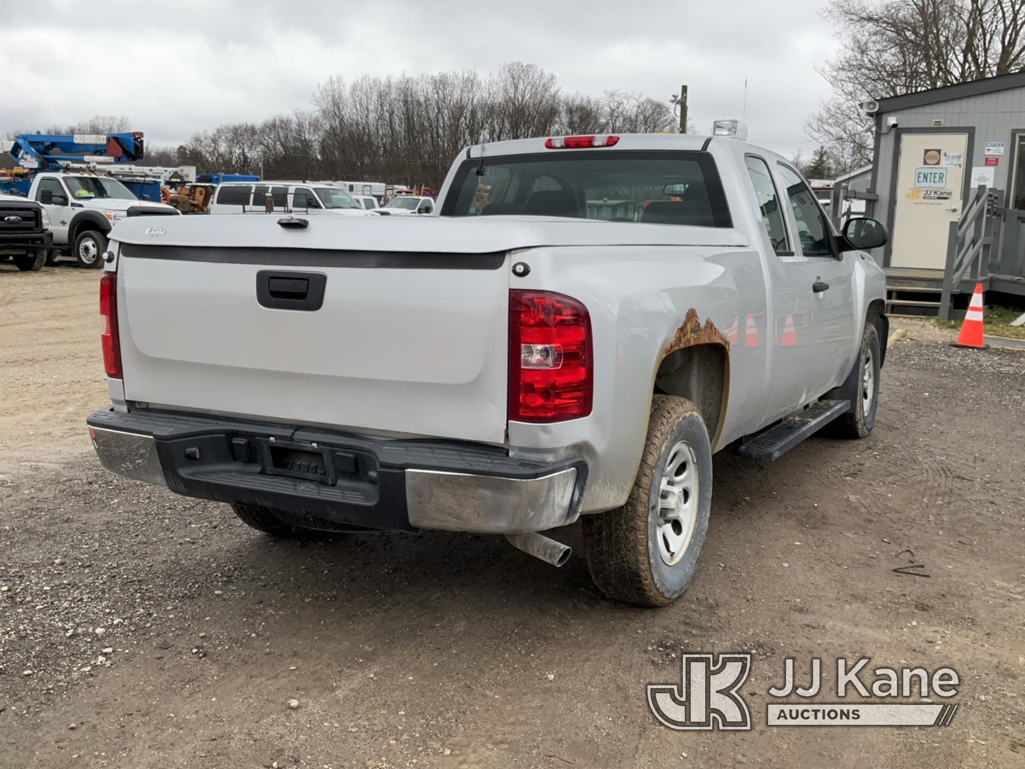 (Charlotte, MI) 2011 Chevrolet Silverado 1500 4x4 Extended-Cab Pickup Truck Runs & Moves) (Rust Dama