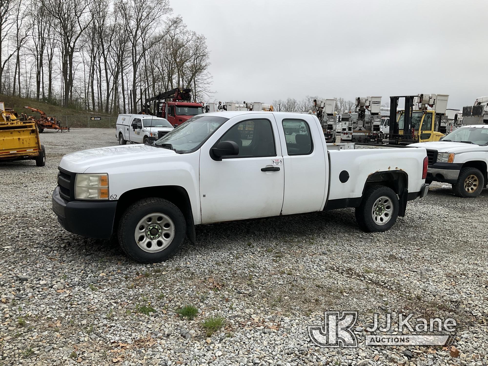 (Shrewsbury, MA) 2007 Chevrolet Silverado 1500 4x4 Extended-Cab Pickup Truck Runs) (Does Not Move, B