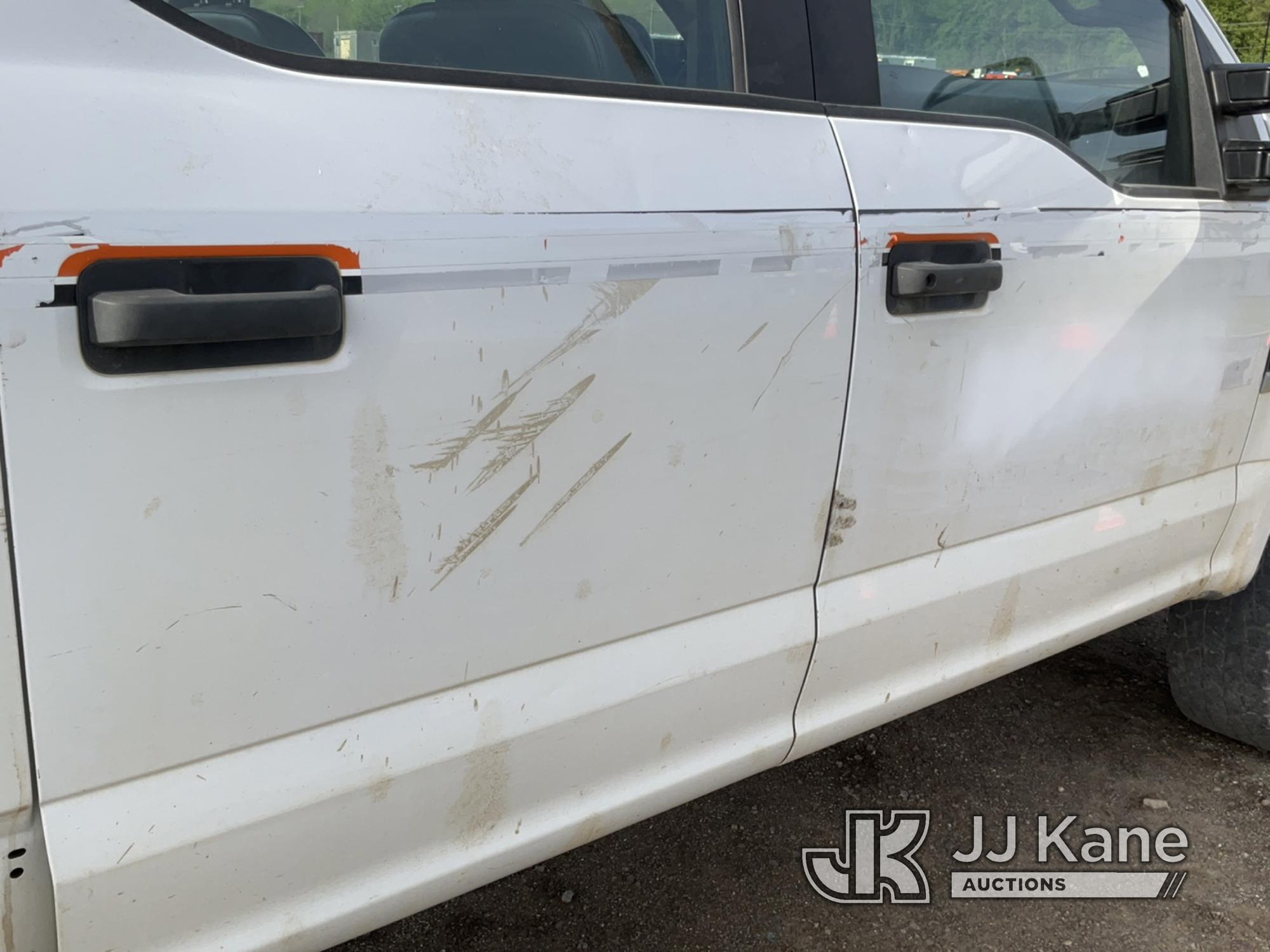 (Charlotte, MI) 2017 Ford F250 4x4 Crew-Cab Pickup Truck Runs & Moves) (Body Damage, Cracked Windshi