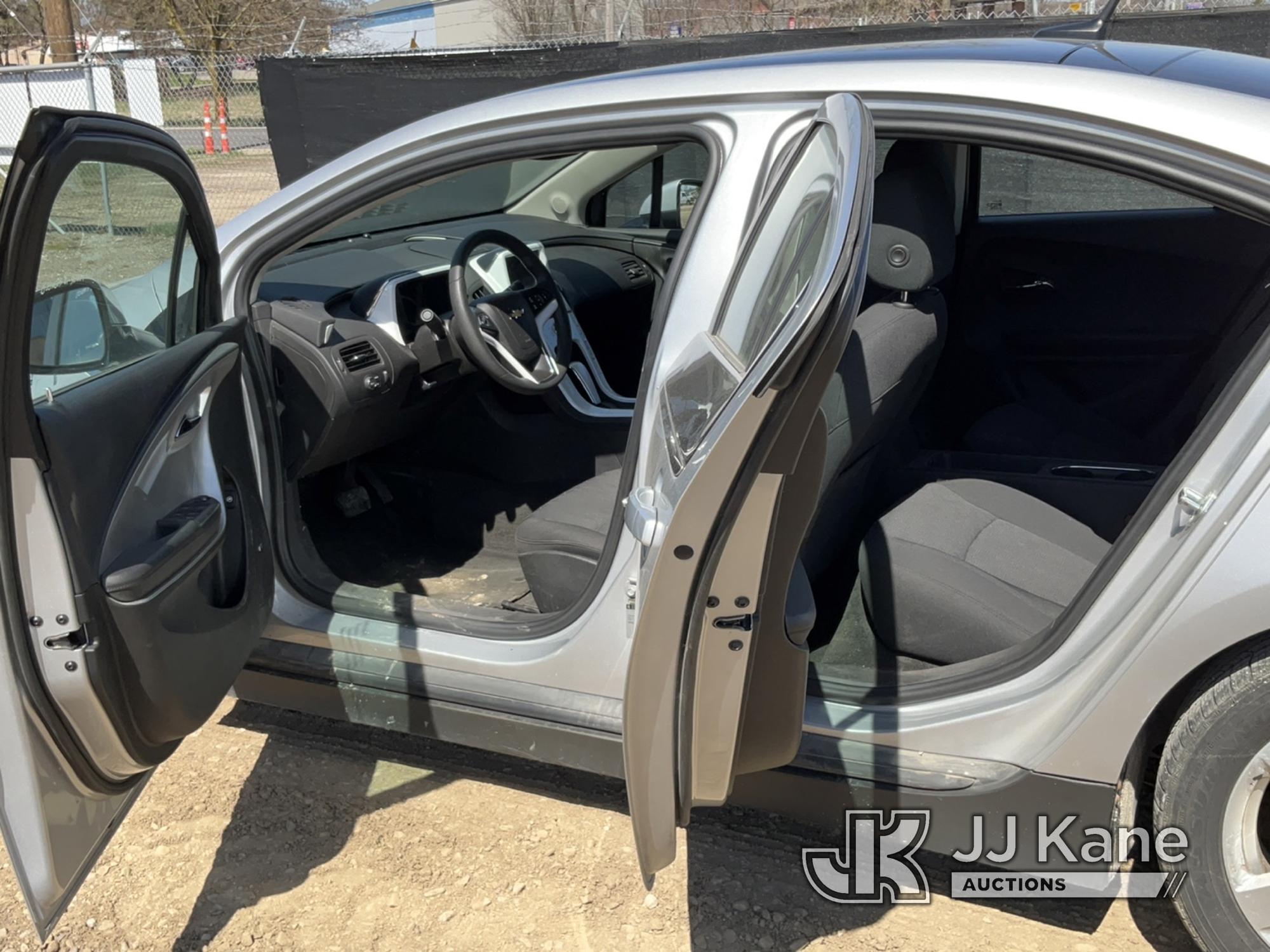 (Charlotte, MI) 2011 Chevrolet Volt 4-Door Plug-In Hybrid Sedan Runs & Moves) (Engine Light Is On, P