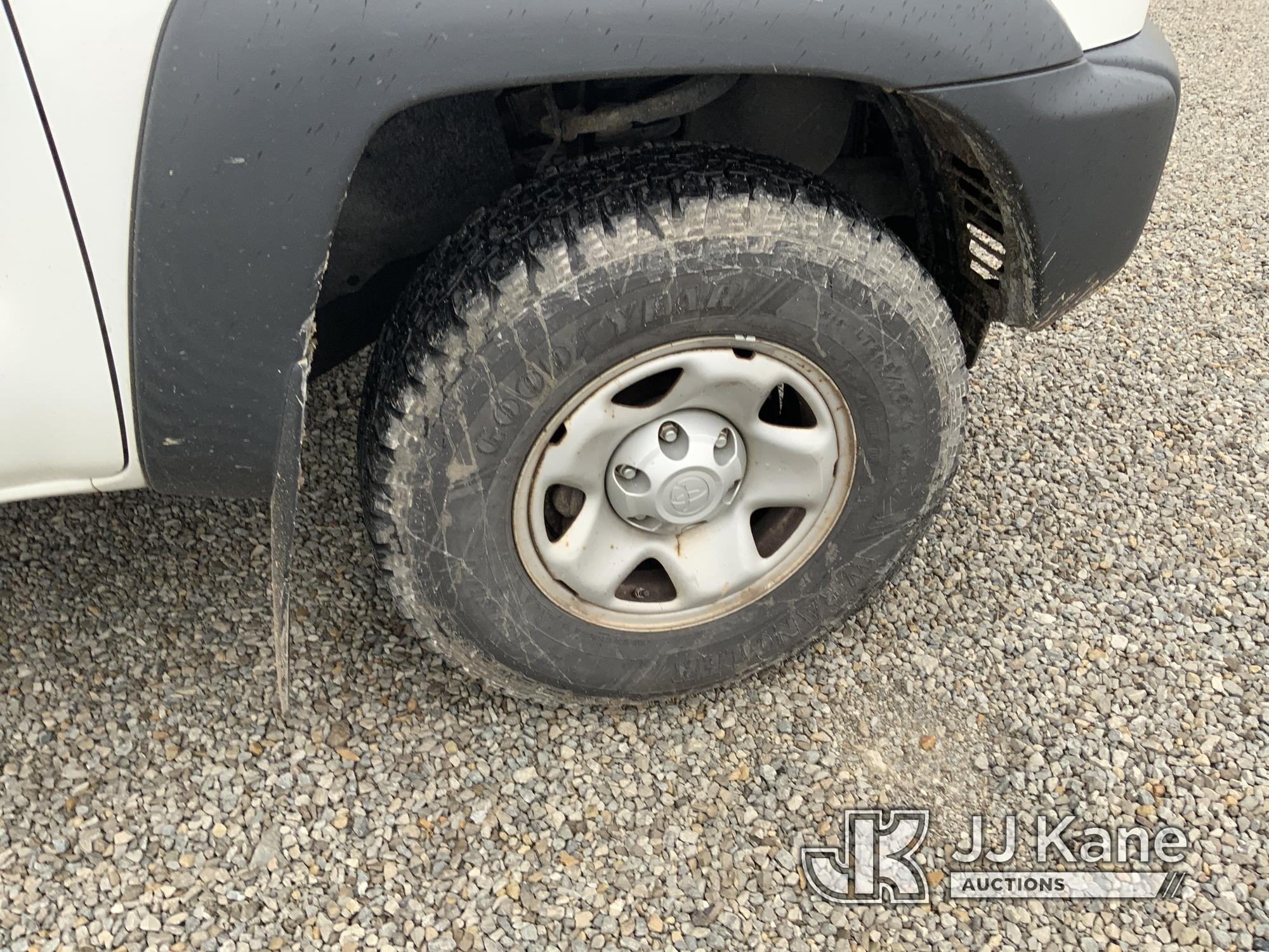 (Fort Wayne, IN) 2015 Toyota Tacoma 4x4 Extended-Cab Pickup Truck Runs & Moves) (Engine Light On