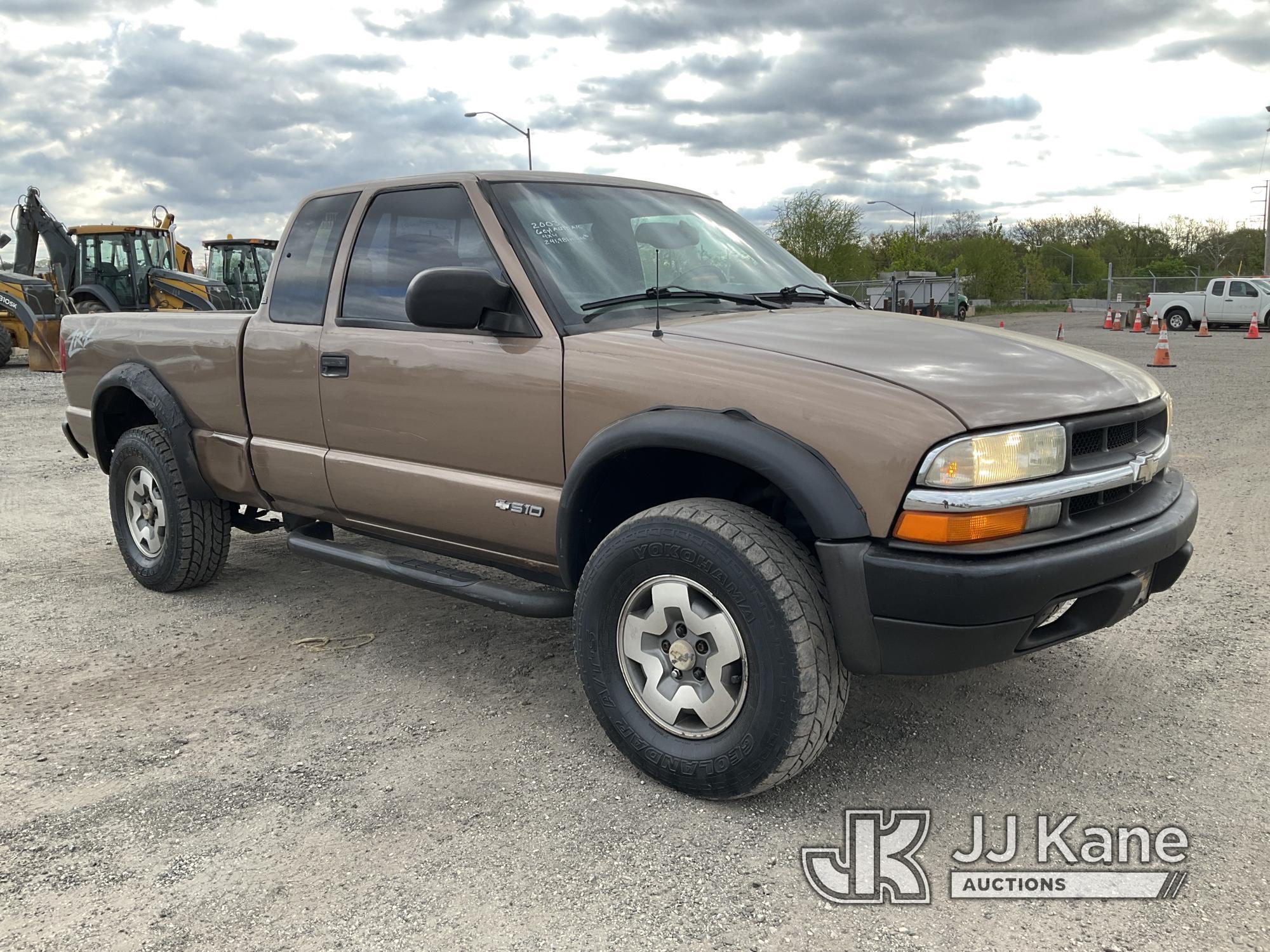 (Plymouth Meeting, PA) 2003 Chevrolet S10 4x4 Extended-Cab Pickup Truck