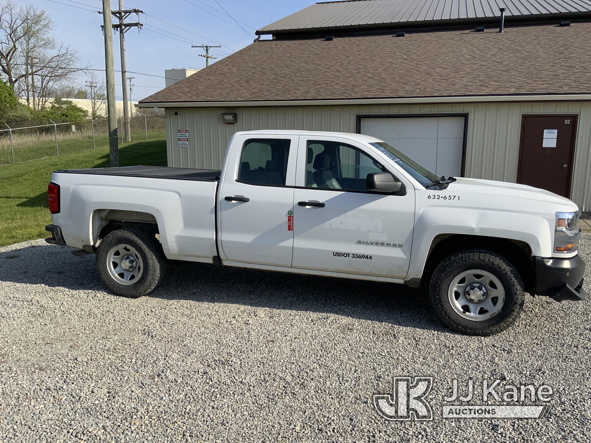 (Fort Wayne, IN) 2016 Chevrolet Silverado 1500 4x4 Extended-Cab Pickup Truck Runs & Moves, Body Dama