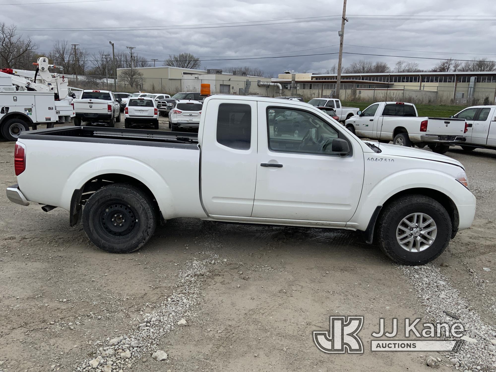 (Fort Wayne, IN) 2017 Nissan Frontier 4x4 Extended-Cab Pickup Truck Runs & Moves) (Paint Damage