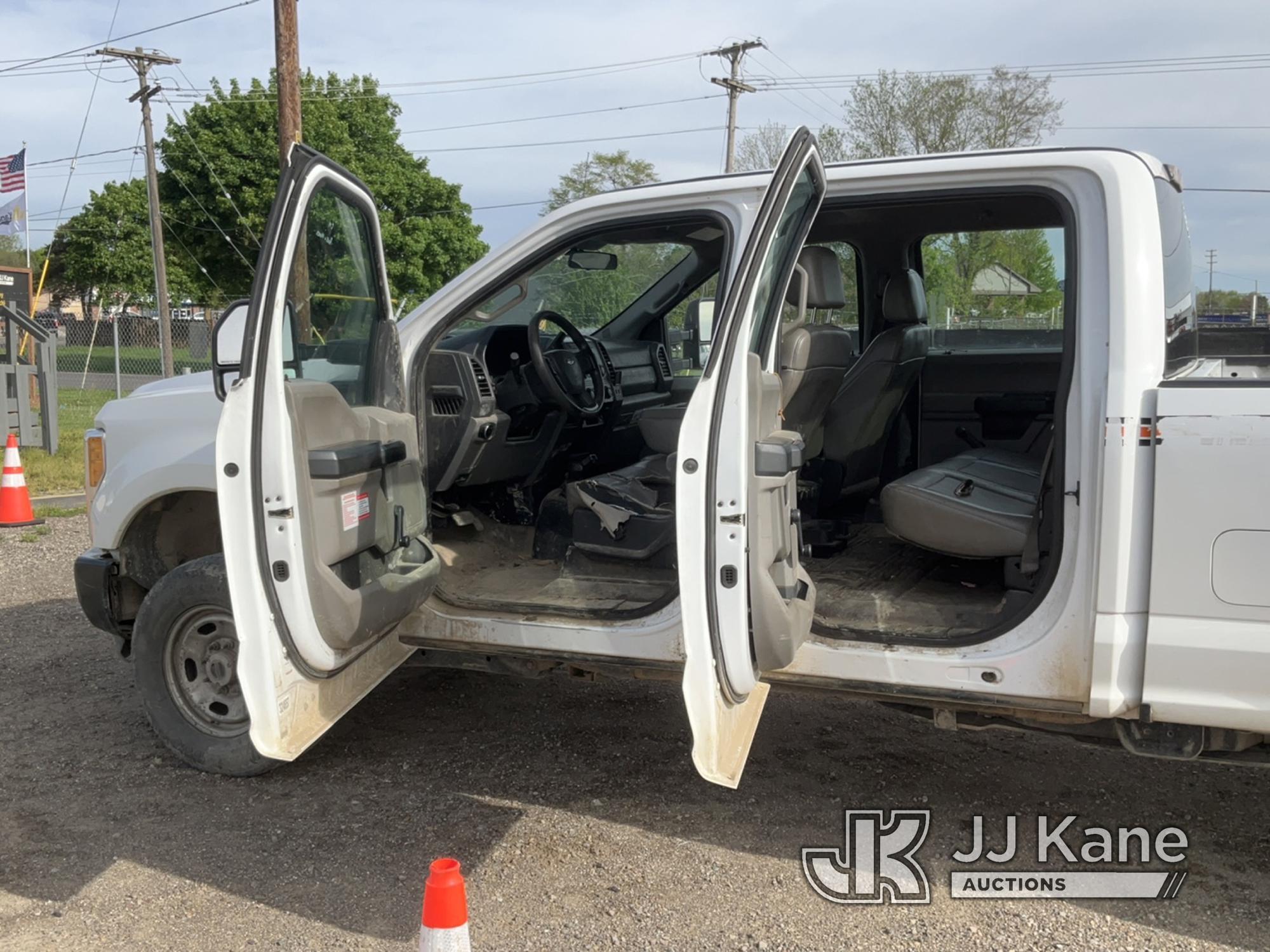 (Charlotte, MI) 2017 Ford F250 4x4 Crew-Cab Pickup Truck Runs & Moves) (Body Damage, Cracked Windshi