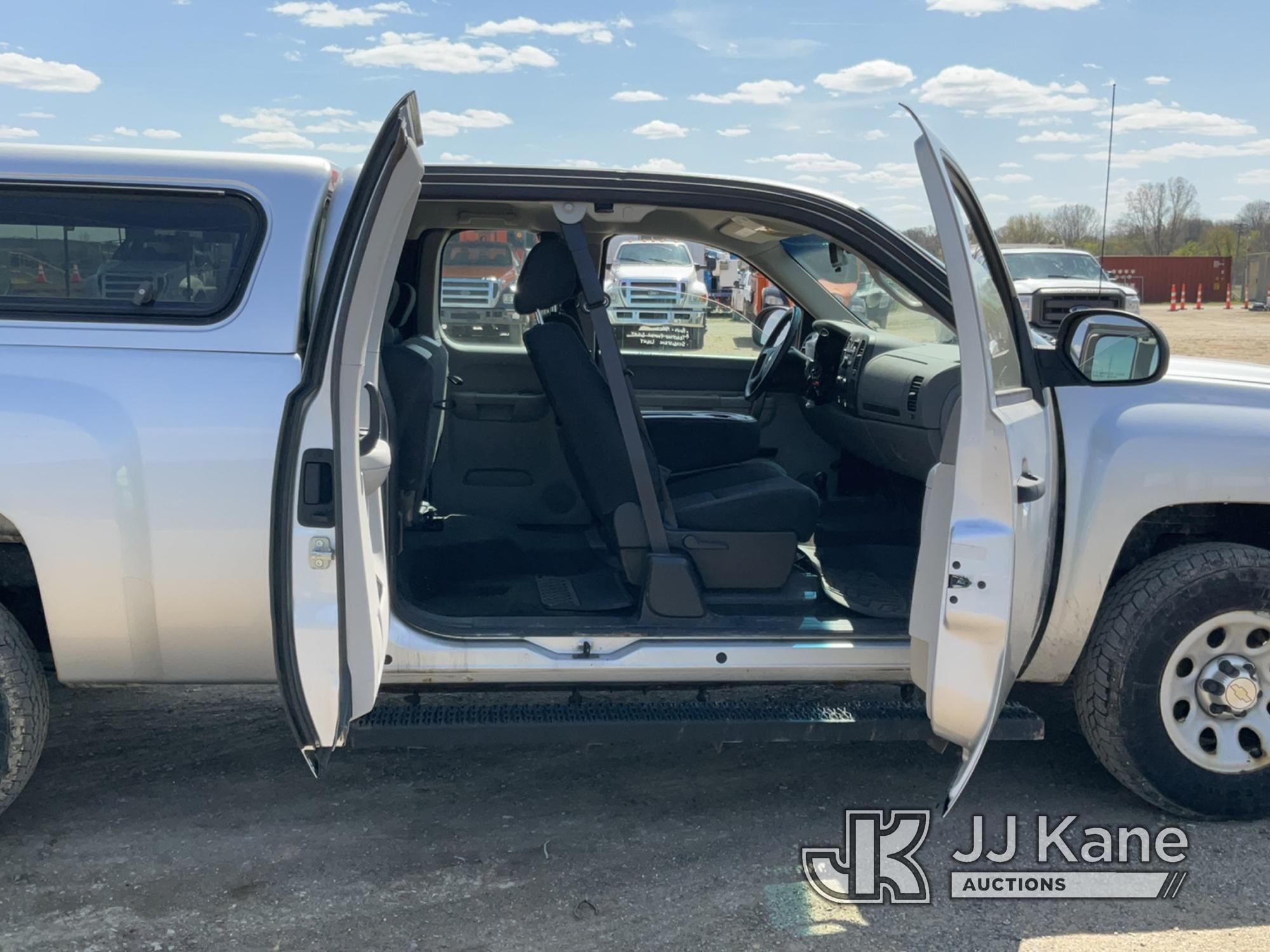 (Charlotte, MI) 2012 Chevrolet Silverado 1500 4x4 Extended-Cab Pickup Truck Runs, Moves, Rust, Body